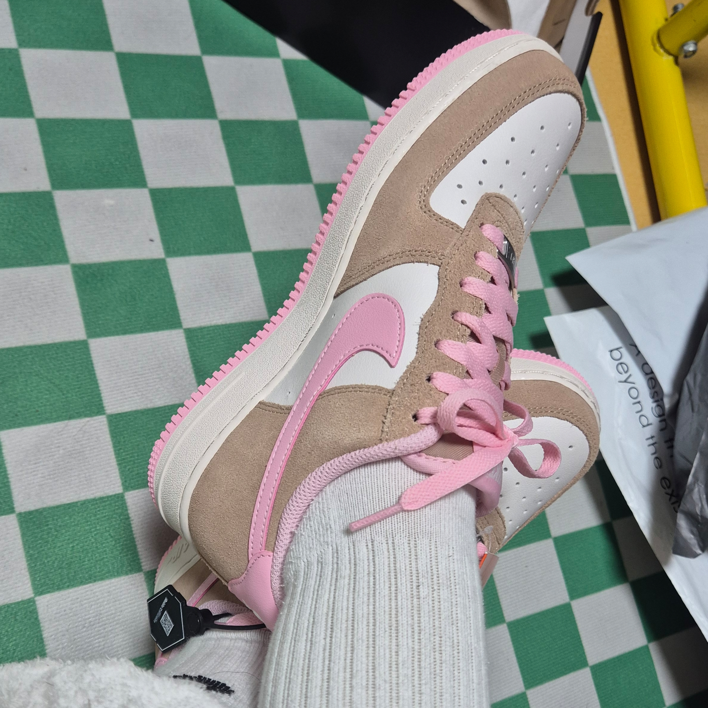 Nike Air Force 1 '07 LV8 Medium Soft Pink Phantom 착용 스타일 - 4