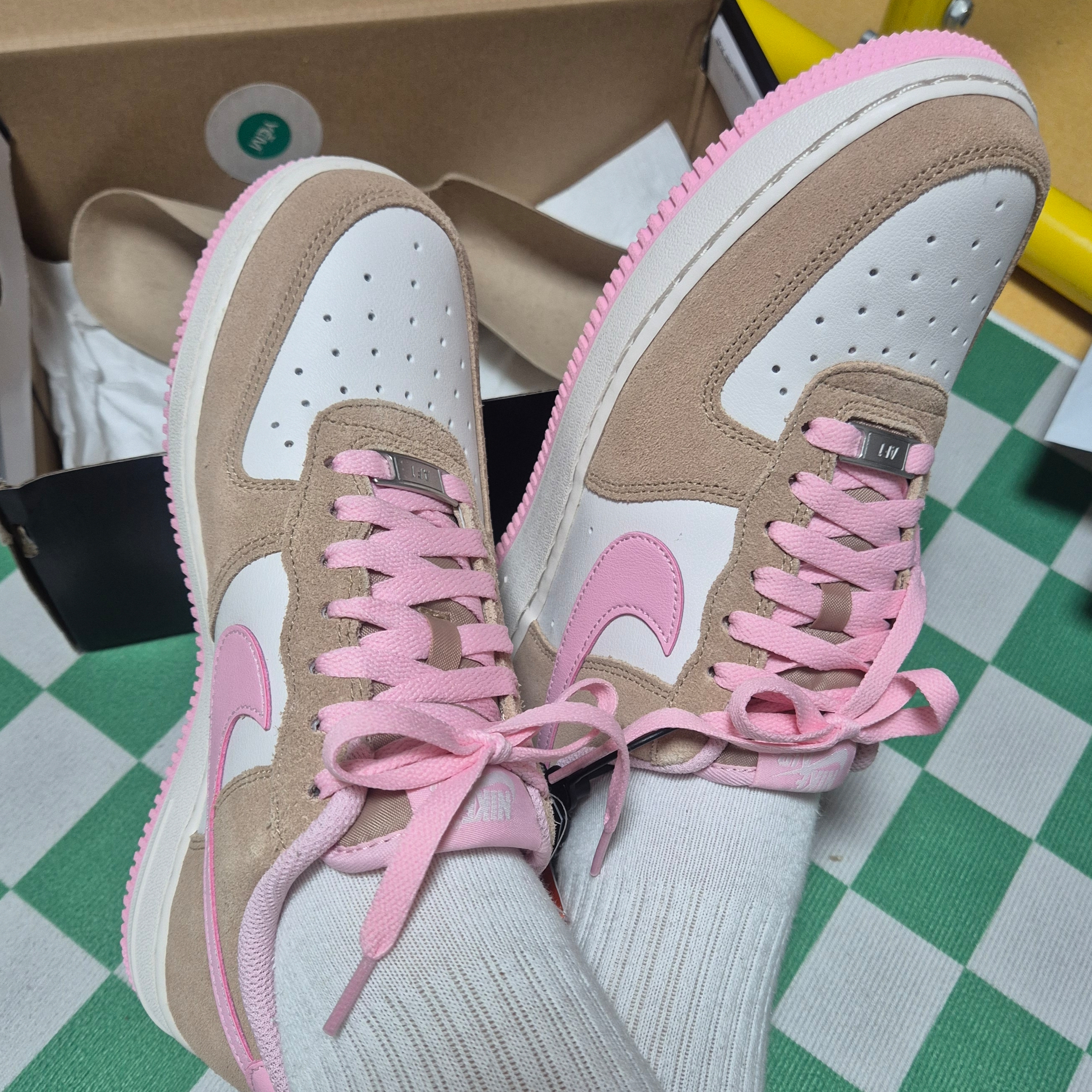 Nike Air Force 1 '07 LV8 Medium Soft Pink Phantom 착용 스타일 - 5