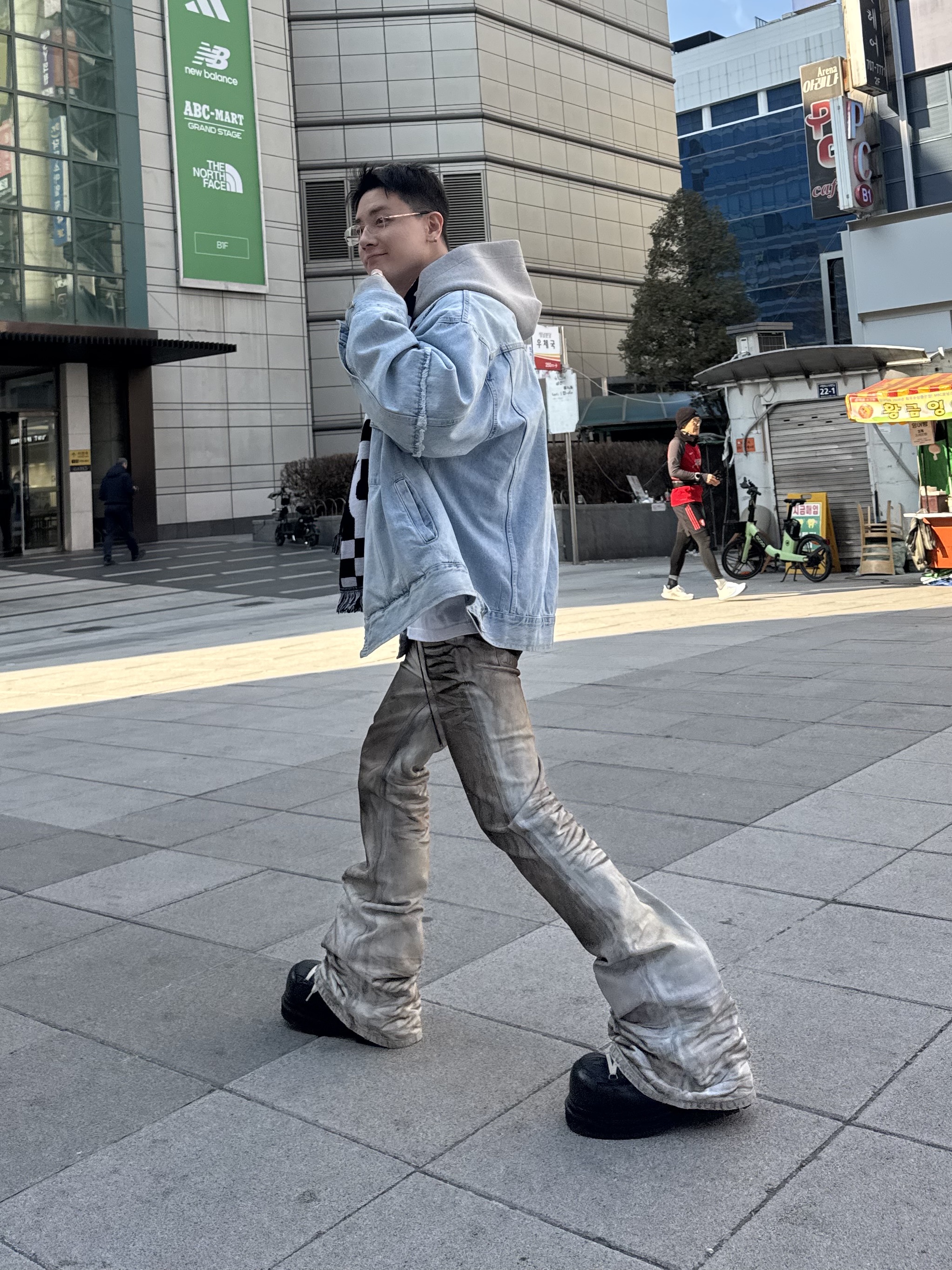 Undermycar 25FW Mud Oil Painted Light Blue Flare Jeans Light Blue, CDG Logo Check Muffler White Black 착용 스타일 - 3