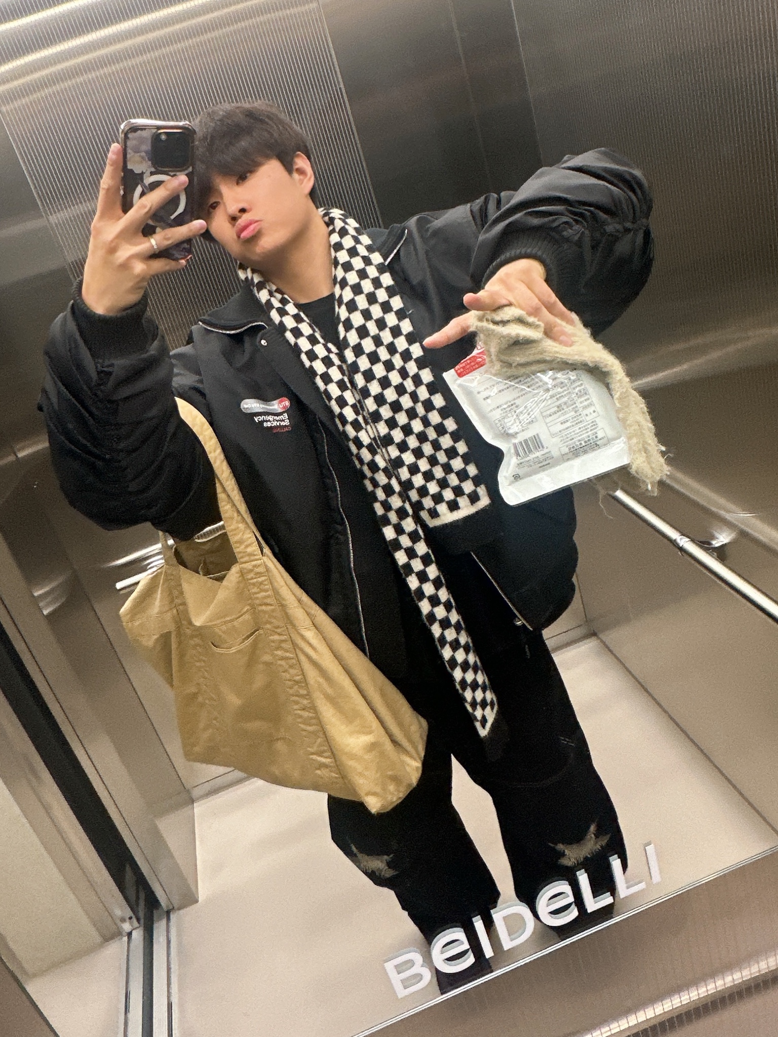 [KREAM 단독] STU Overfit Collar Bomber Black, Aoiro Ooki Feather Denim Pants Dark Indigo 착용 스타일 - 1
