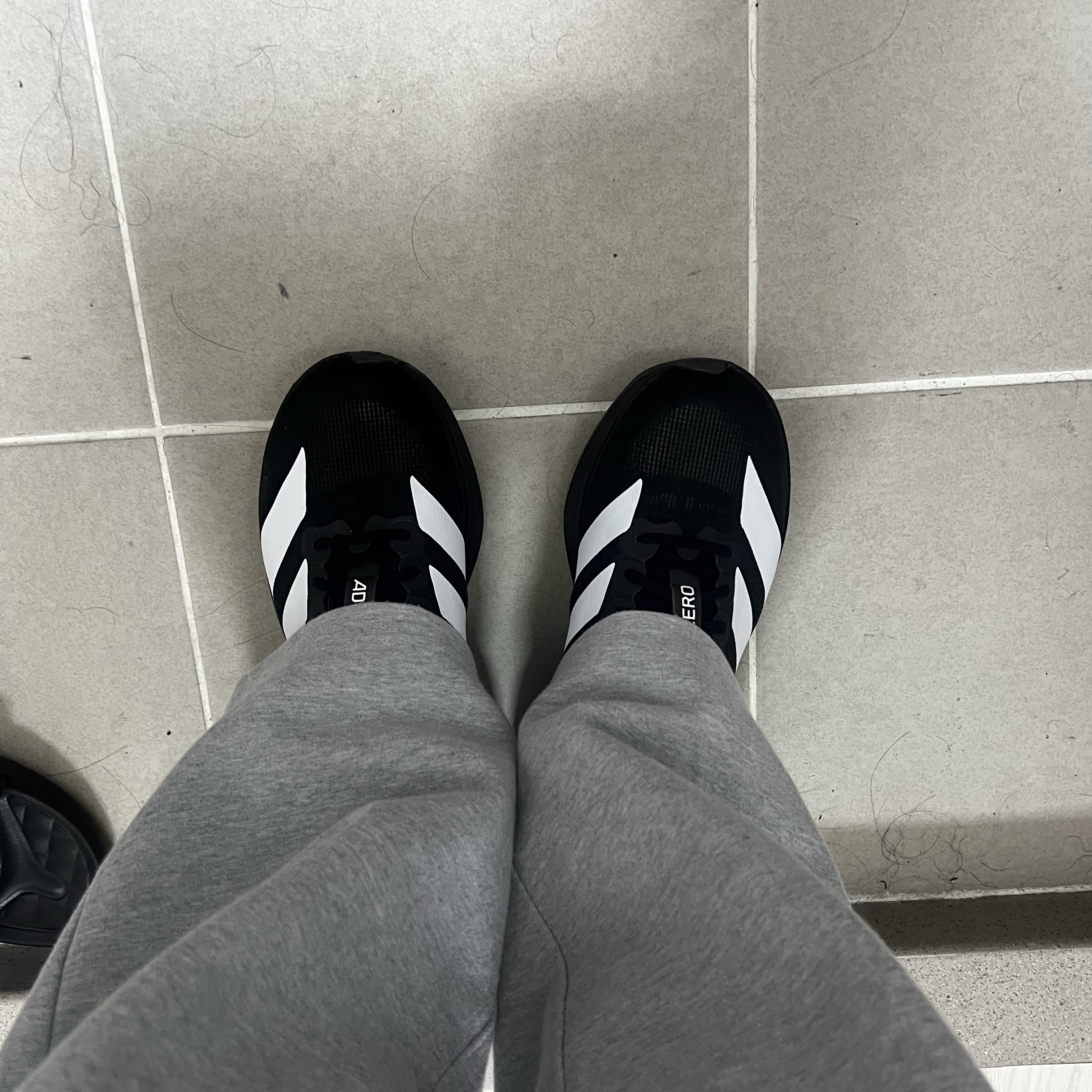 Adidas Adizero EVO SL Core Black Cloud White 착용 스타일 - 1