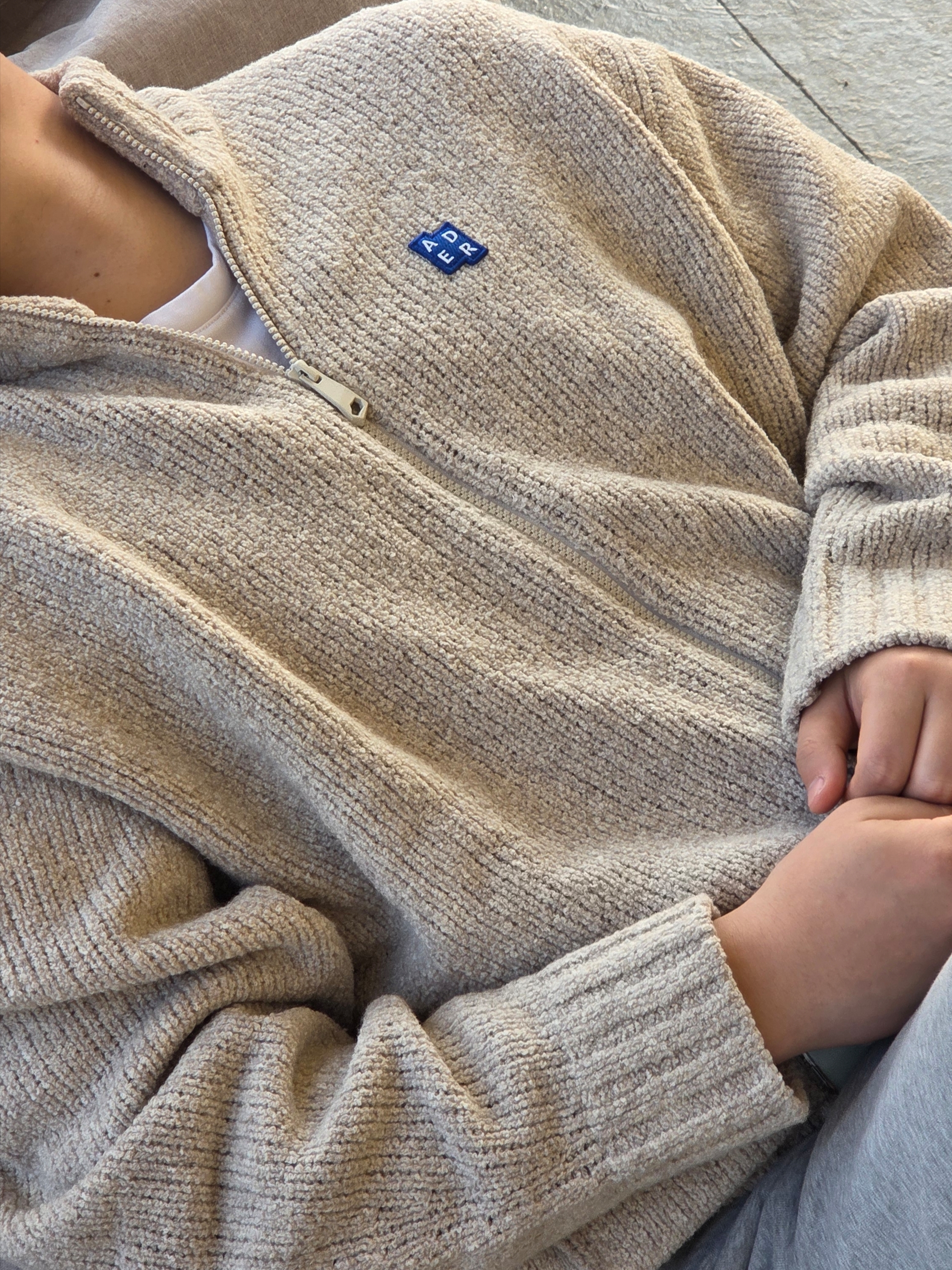 Ader Error Sig; TRS/BL Tag Knit Zip-Up 01 Oatmeal 착용 스타일