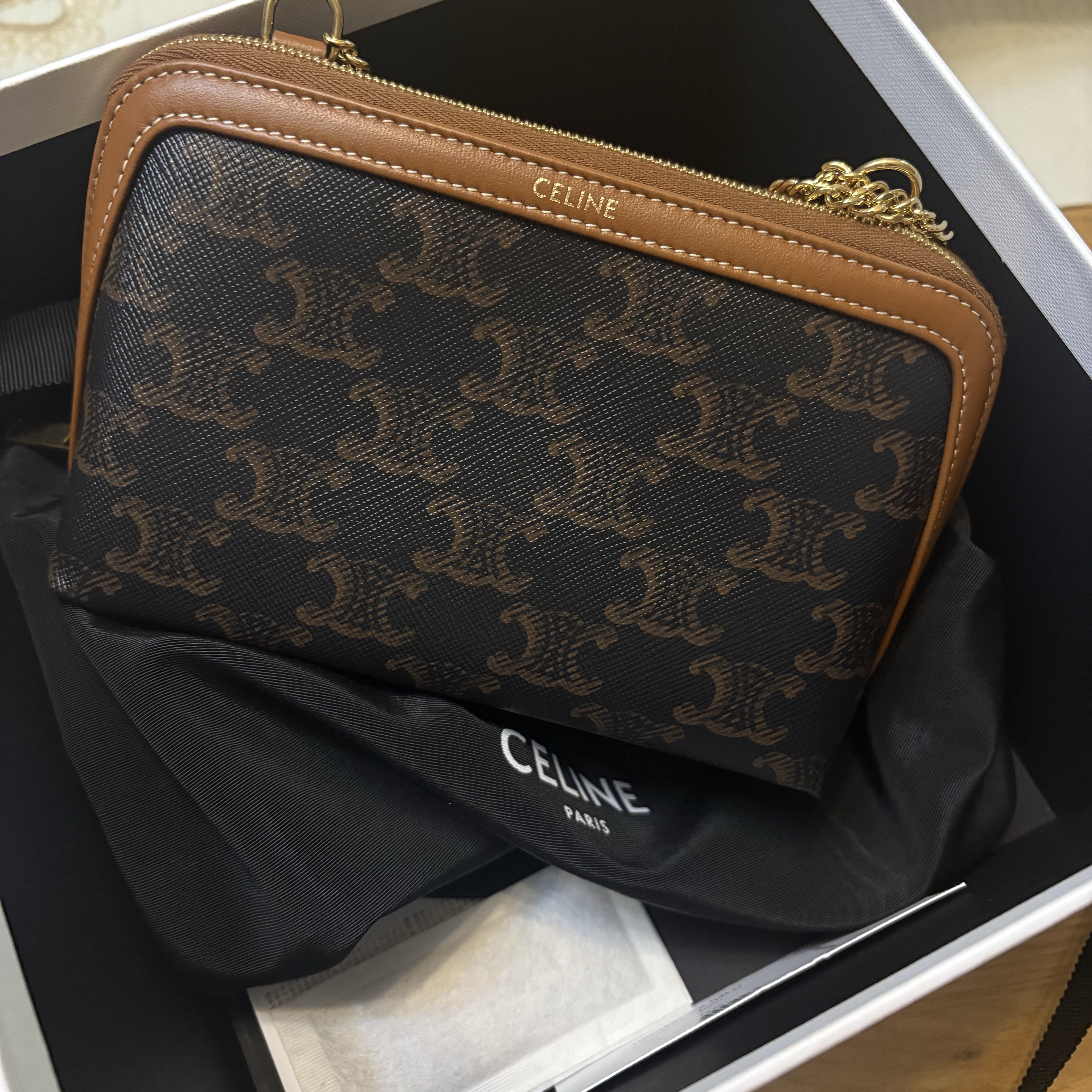 Celine Clutch with Chain in Triomphe Canvas and Lambskin Tan, Chanel Rouge Coco Flash 90 Jour 착용 스타일 - 1