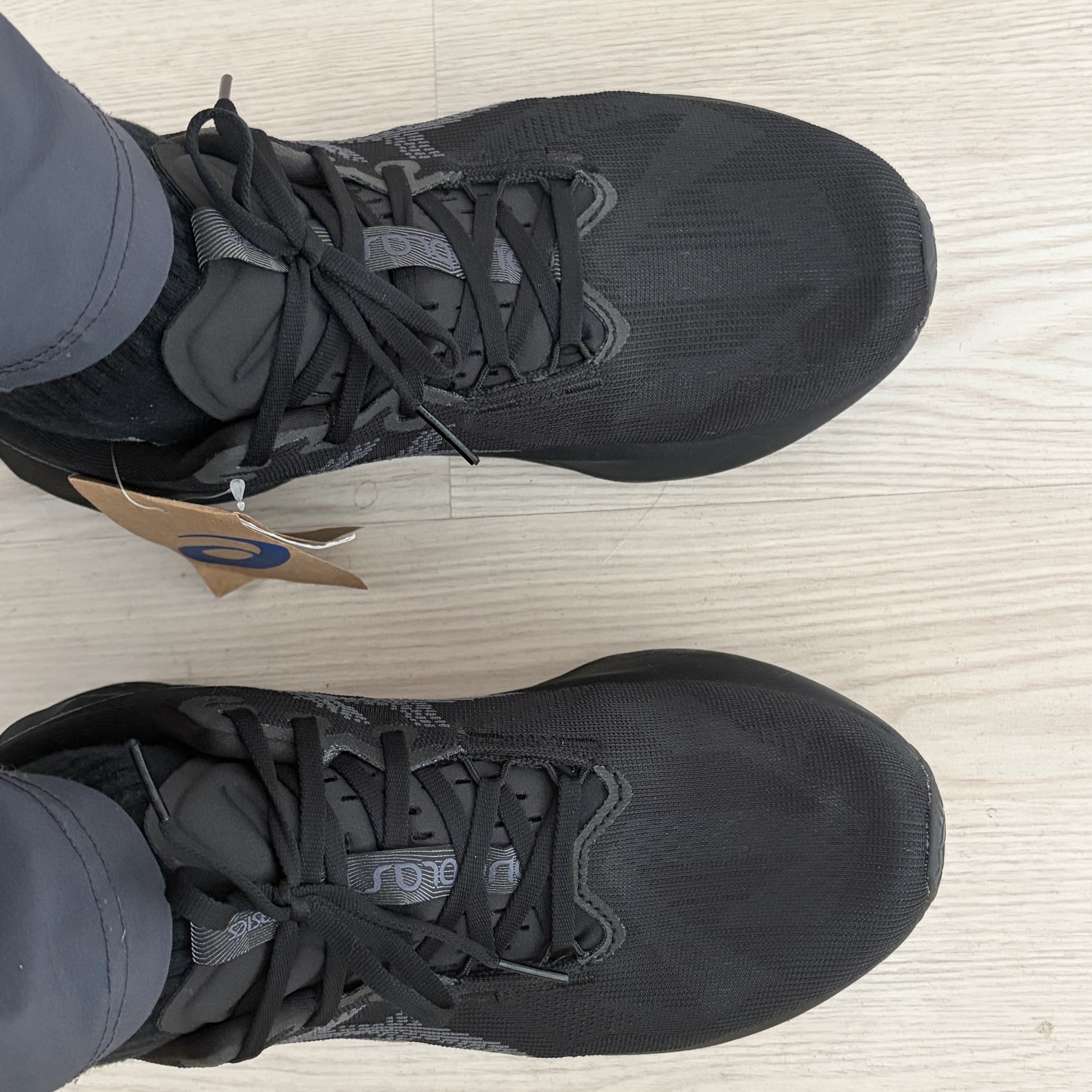 Asics Novablast 5 Black Carrier Grey 착용 스타일 - 1