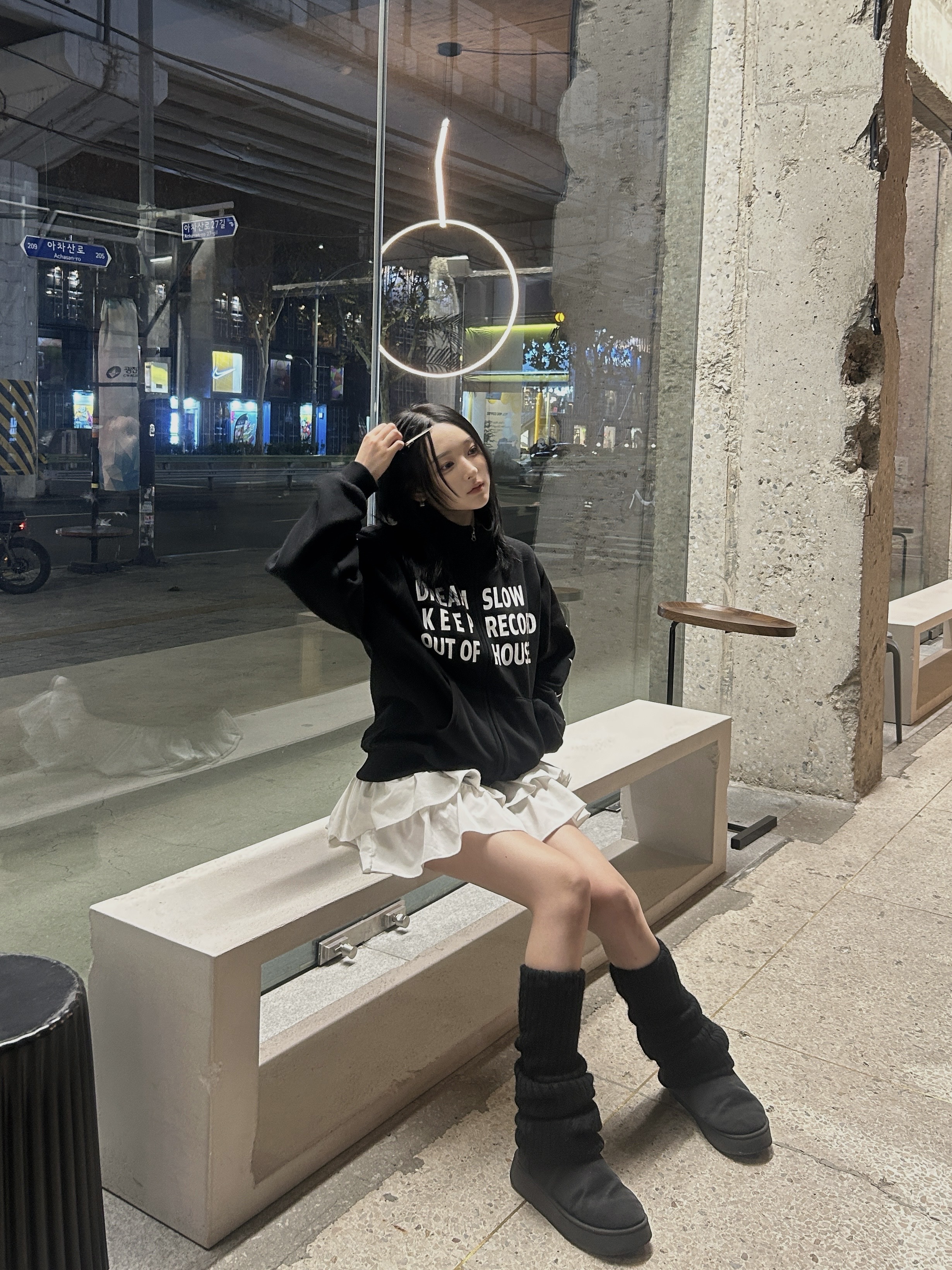 SLOW RECORD HOUSE Typo Star Track Zip-Up_Black 착용 스타일 - 1