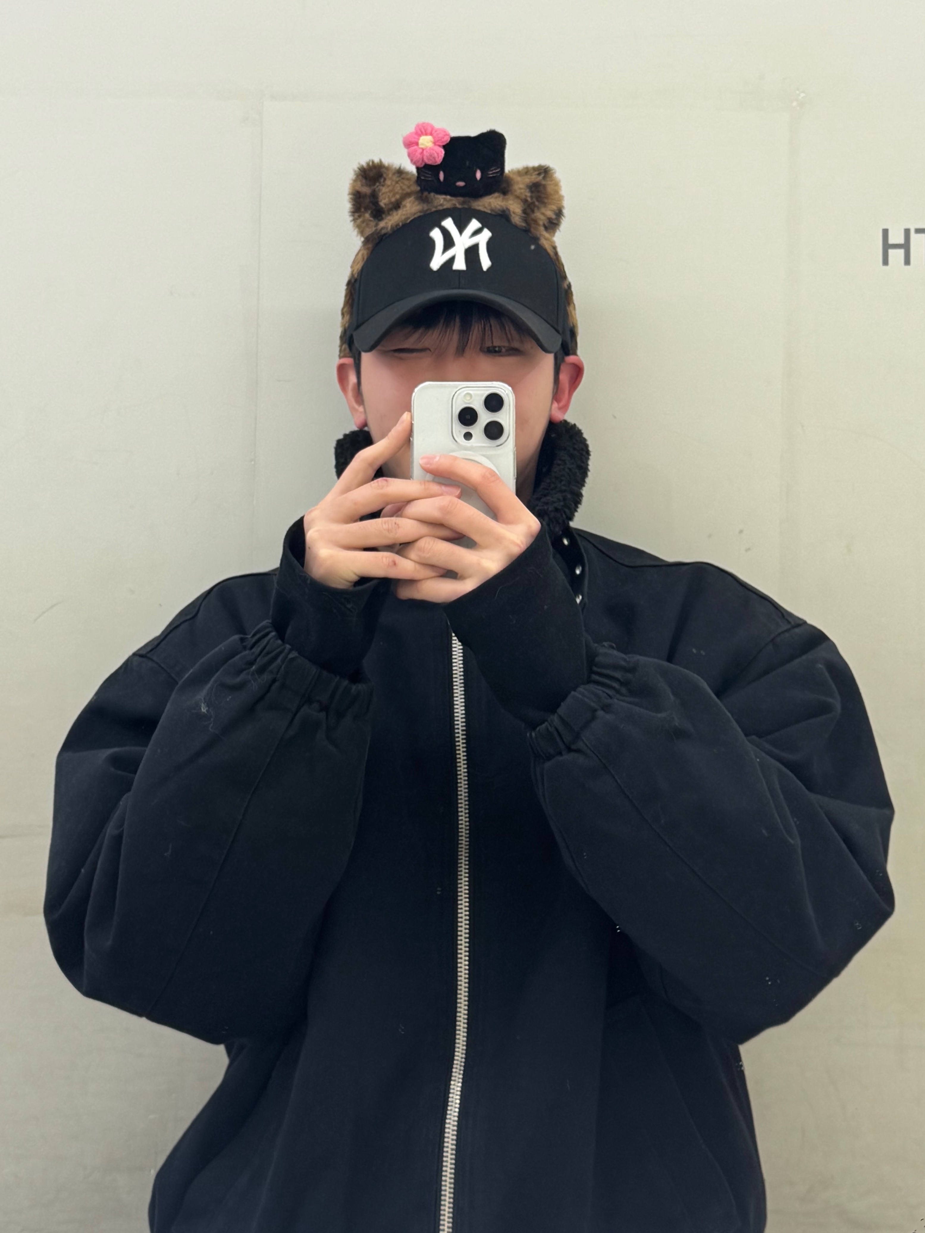 Supreme Faux Shearling Lined Bomber Jacket Black - 25FW 착용 스타일