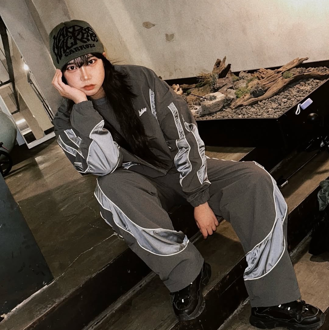 Express Holiday Essential Nylon Pullover Beige, Express Holiday Essential Nylon Pullover Charcoal 착용 스타일 - 1