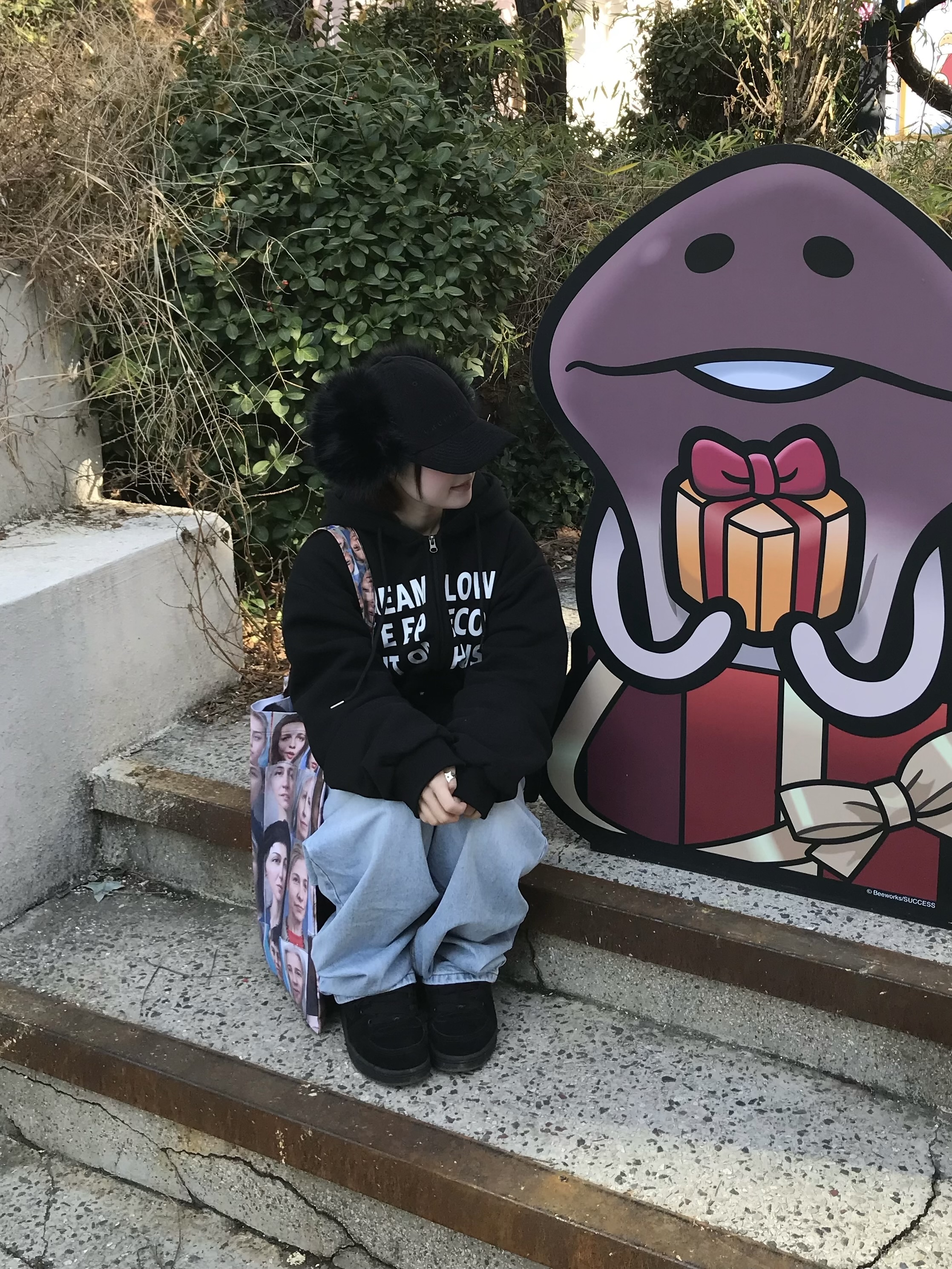 SLOW RECORD HOUSE Typo Star Hood Zip-up Black 착용 스타일 - 3