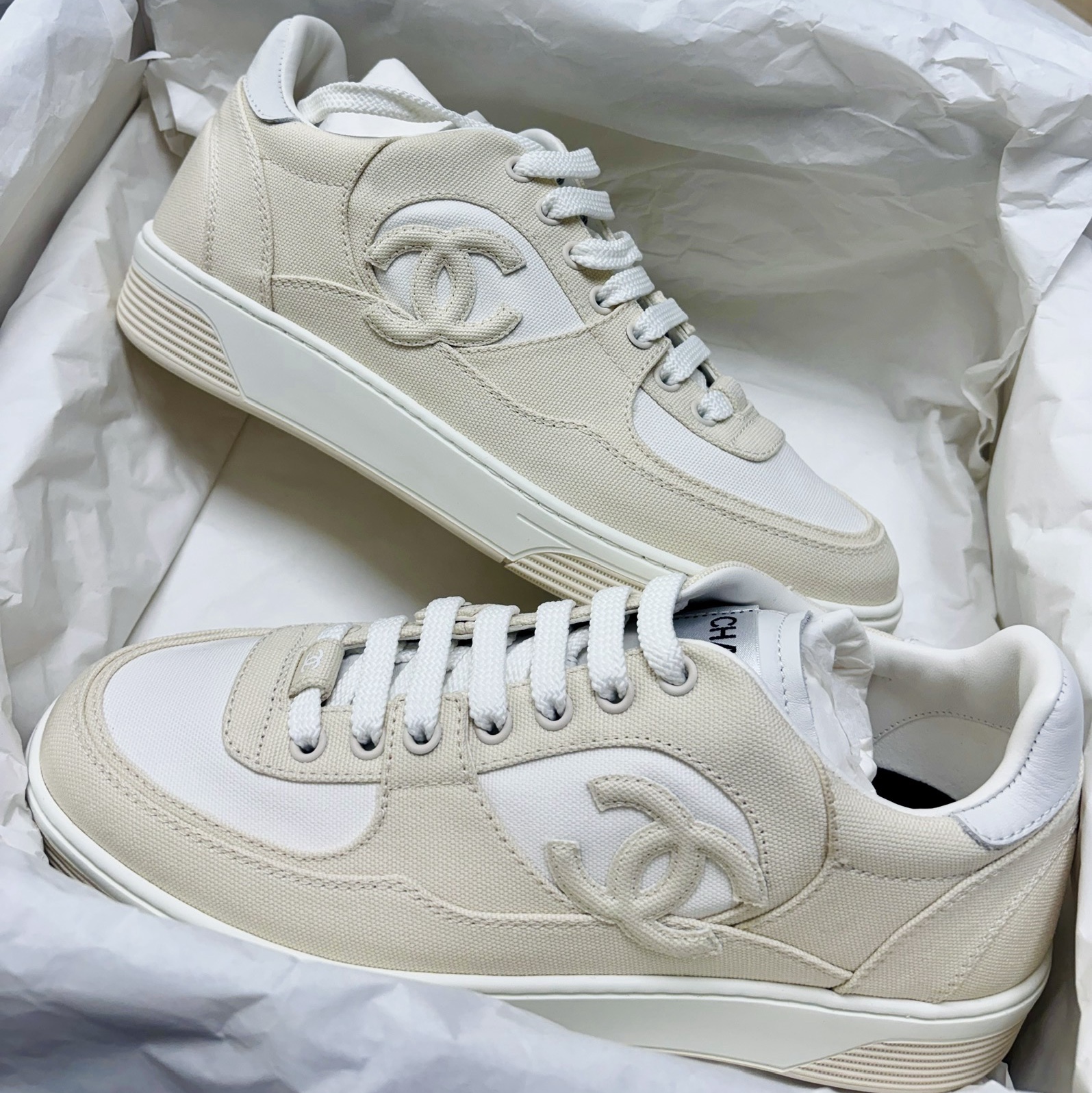 Chanel Sneakers Cotton & Light Beige White, (W) Chanel Sneakers Fabric Laminated & White Silver 착용 스타일