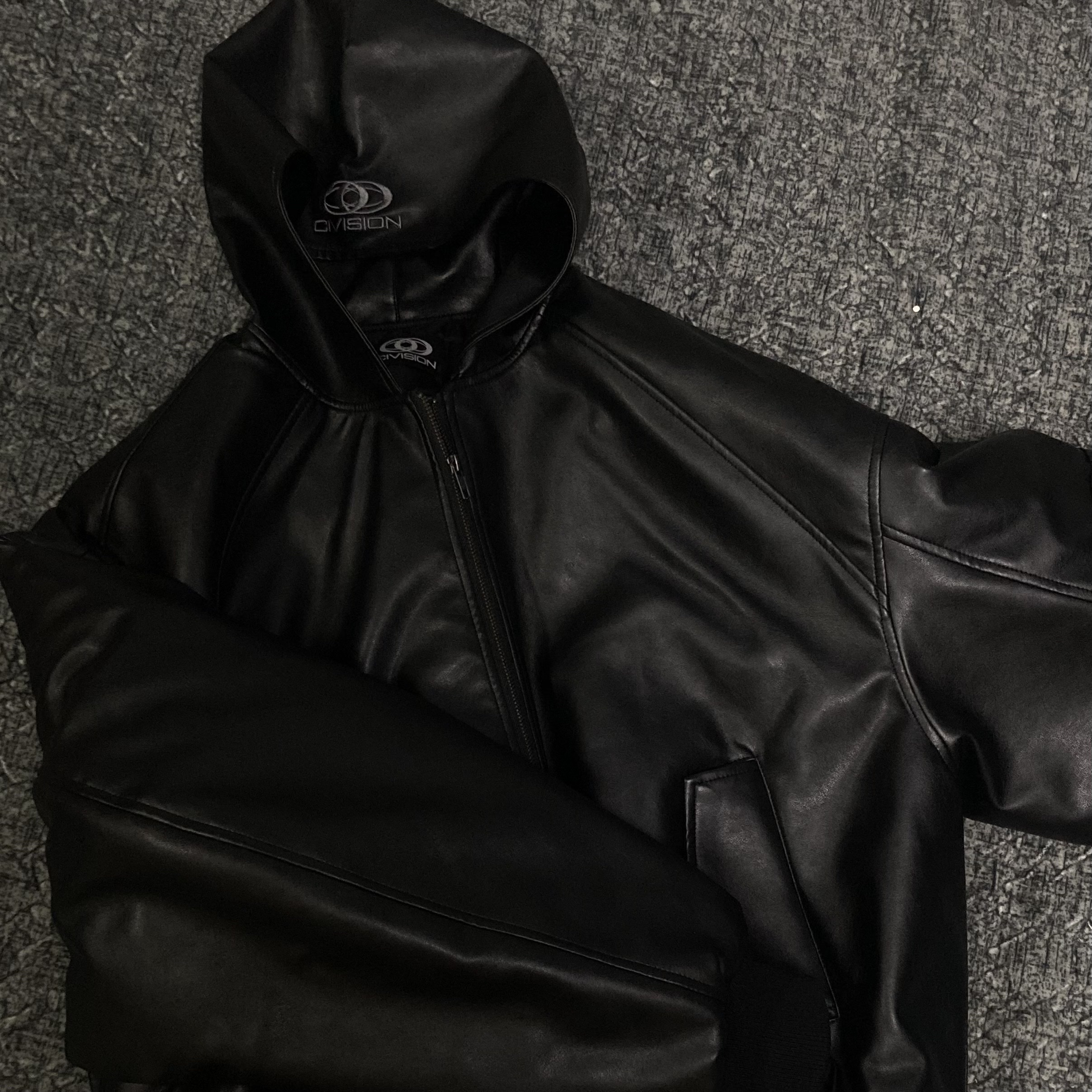 Civision by CSC Hooded Artificial Leather Bomber Jacket 착용 스타일 - 1