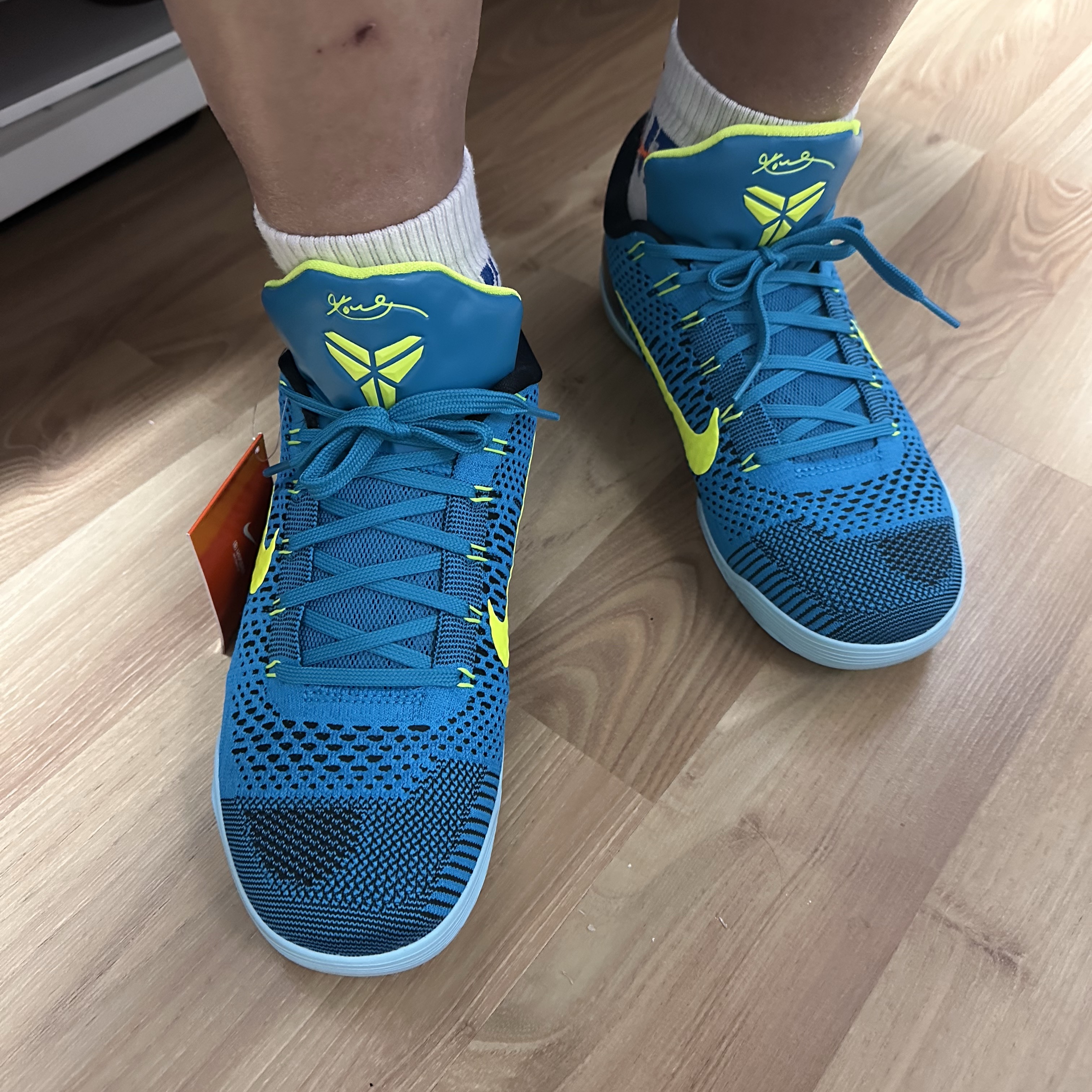 Nike Kobe 9 Elite Low Protro Neo Turquoise and Volt 착용 스타일