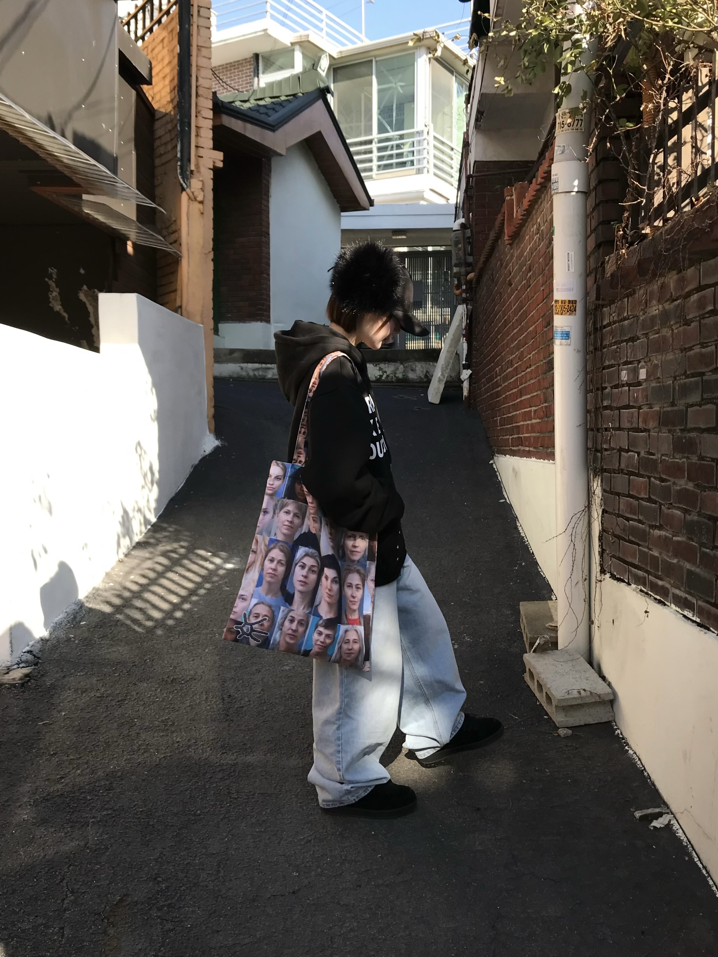 SLOW RECORD HOUSE Typo Star Hood Zip-up Black 착용 스타일 - 7