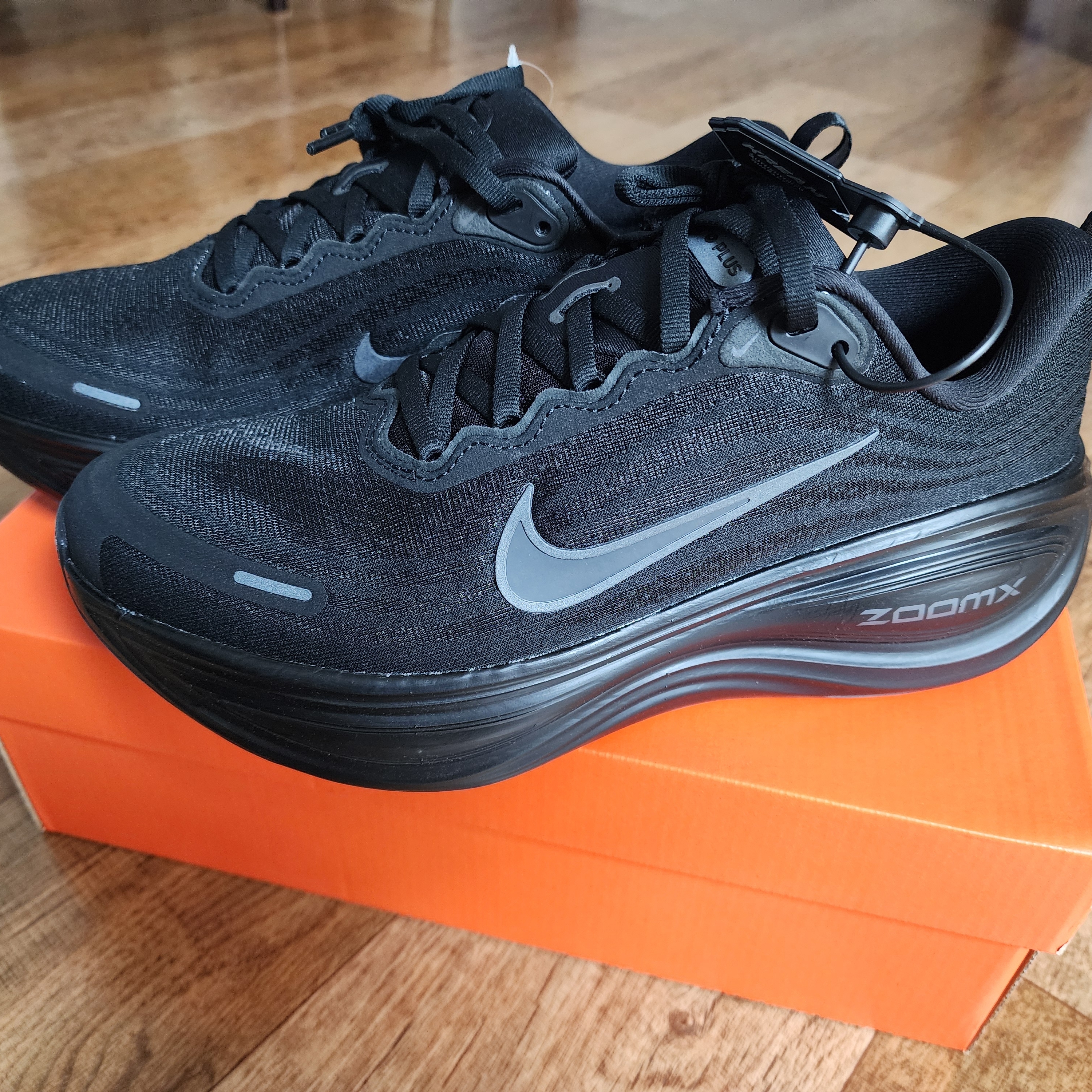 Nike Vomero Plus Black Metallic Dark Grey 착용 스타일 - 2