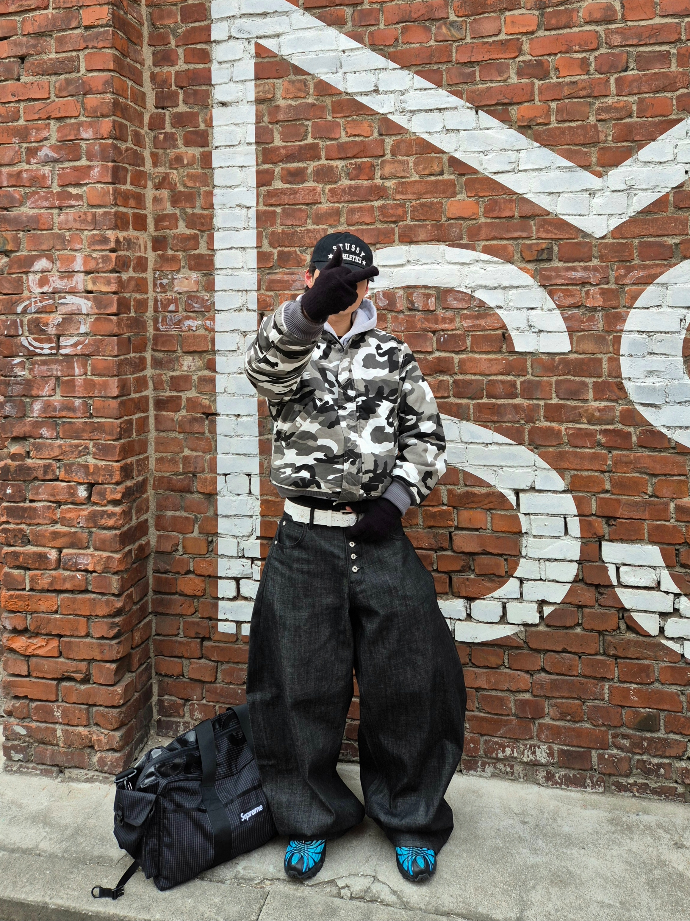 Supreme Duffle Bag Black - 24SS, Nike x Skepta Air Max Tailwind 5 Chrome Blue 착용 스타일 - 3