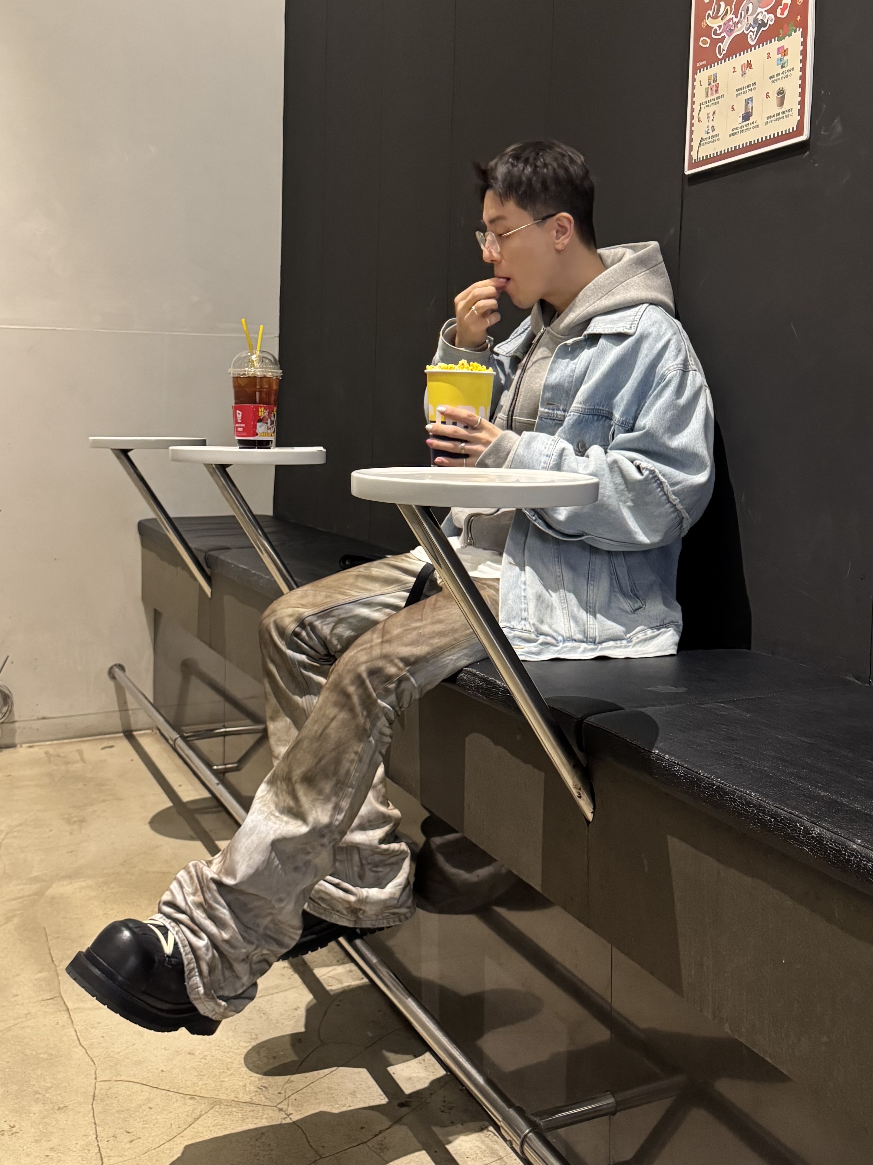 Undermycar 25FW Mud Oil Painted Light Blue Flare Jeans Light Blue, CDG Logo Check Muffler White Black 착용 스타일 - 6