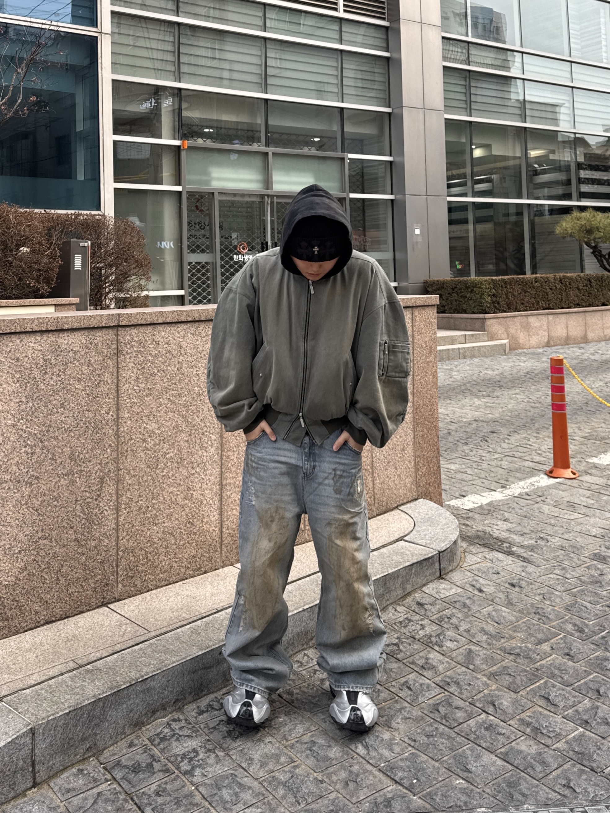 Chrome Hearts Leather Patch Beanie Black, Balenciaga Basketball Sneakers Silver Black 착용 스타일