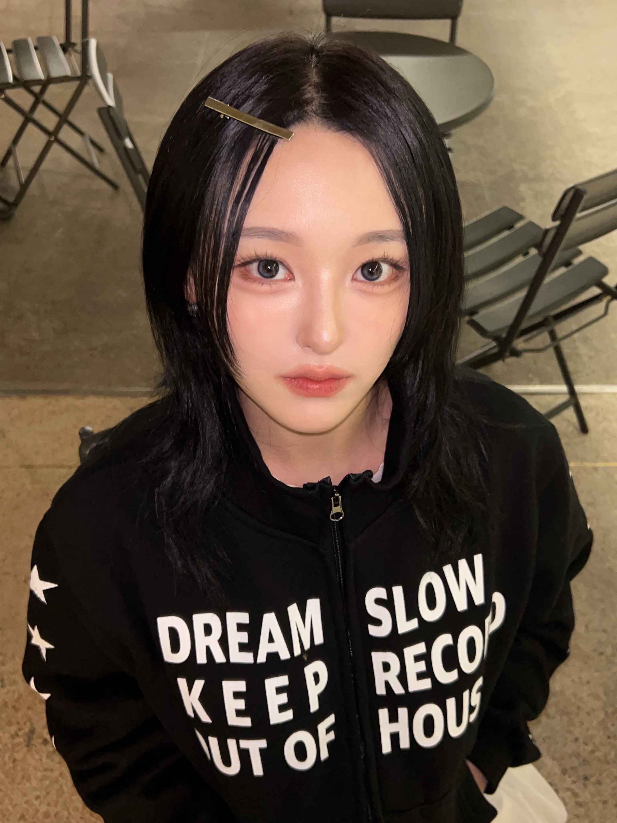 SLOW RECORD HOUSE Typo Star Track Zip-Up_Black 착용 스타일 - 6