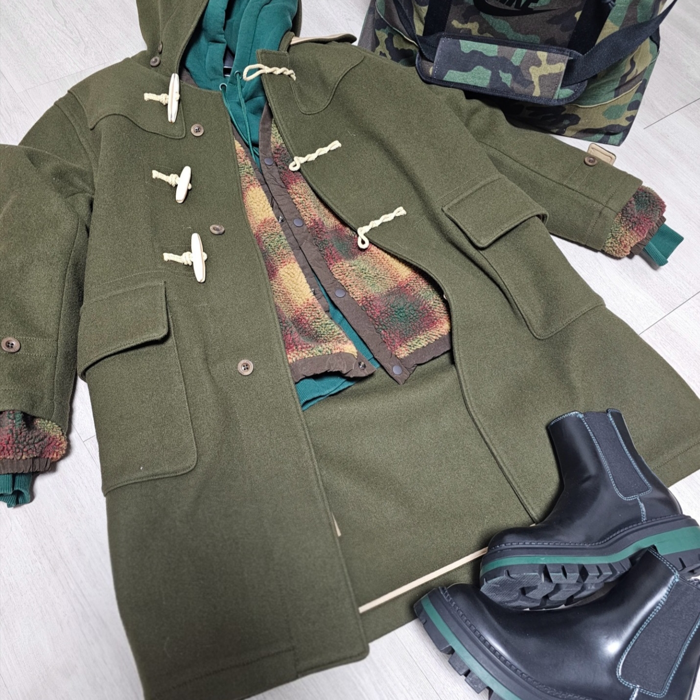 Bottega Veneta Tire Chelsea Boot Black Acid Turquoise, Supreme x B.B. Simon Denim Tote Bag Woodland Camo - 25SS 착용 스타일