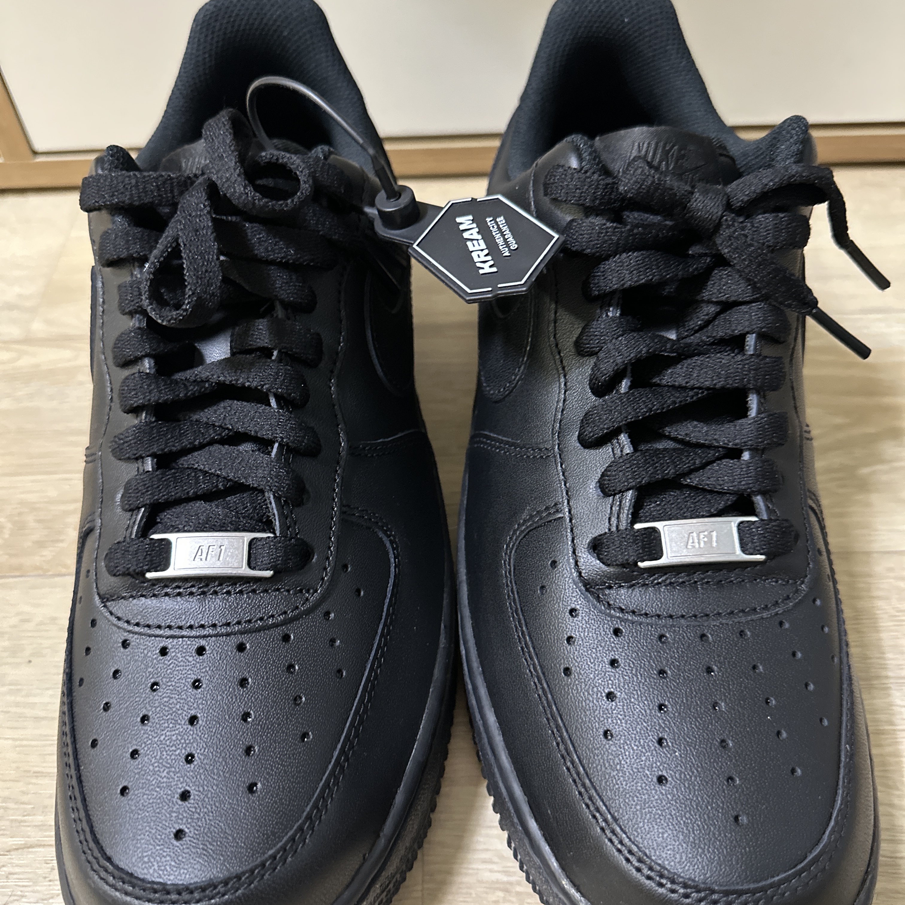 (W) Nike Air Force 1 '07 Low Triple Black 착용 스타일 - 1