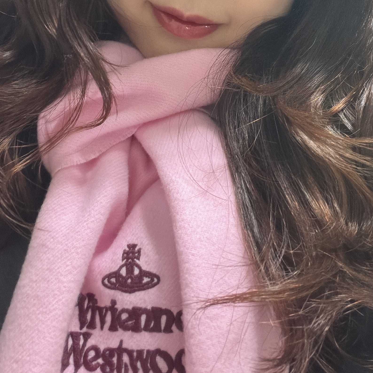 Vivienne Westwood Embroidered Logo Muffler Pink 착용 스타일