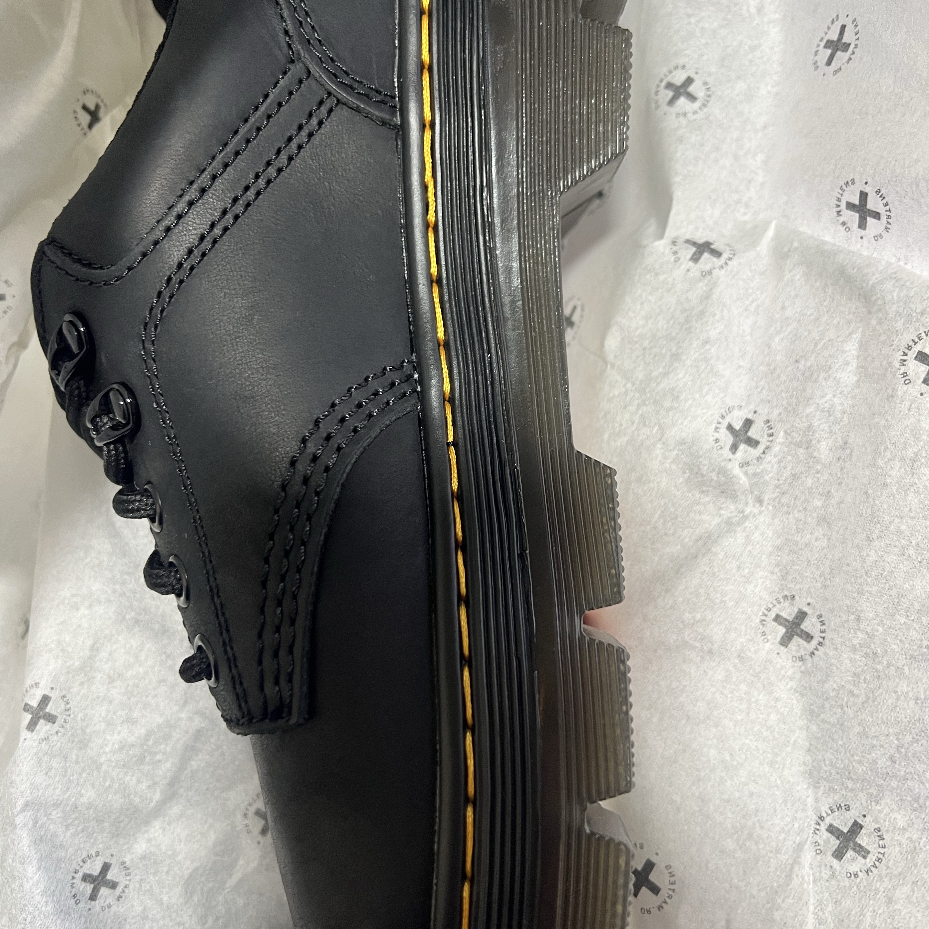 Dr. Martens Reeder Wyoming Leather Utility Shoes Black 착용 스타일 - 1