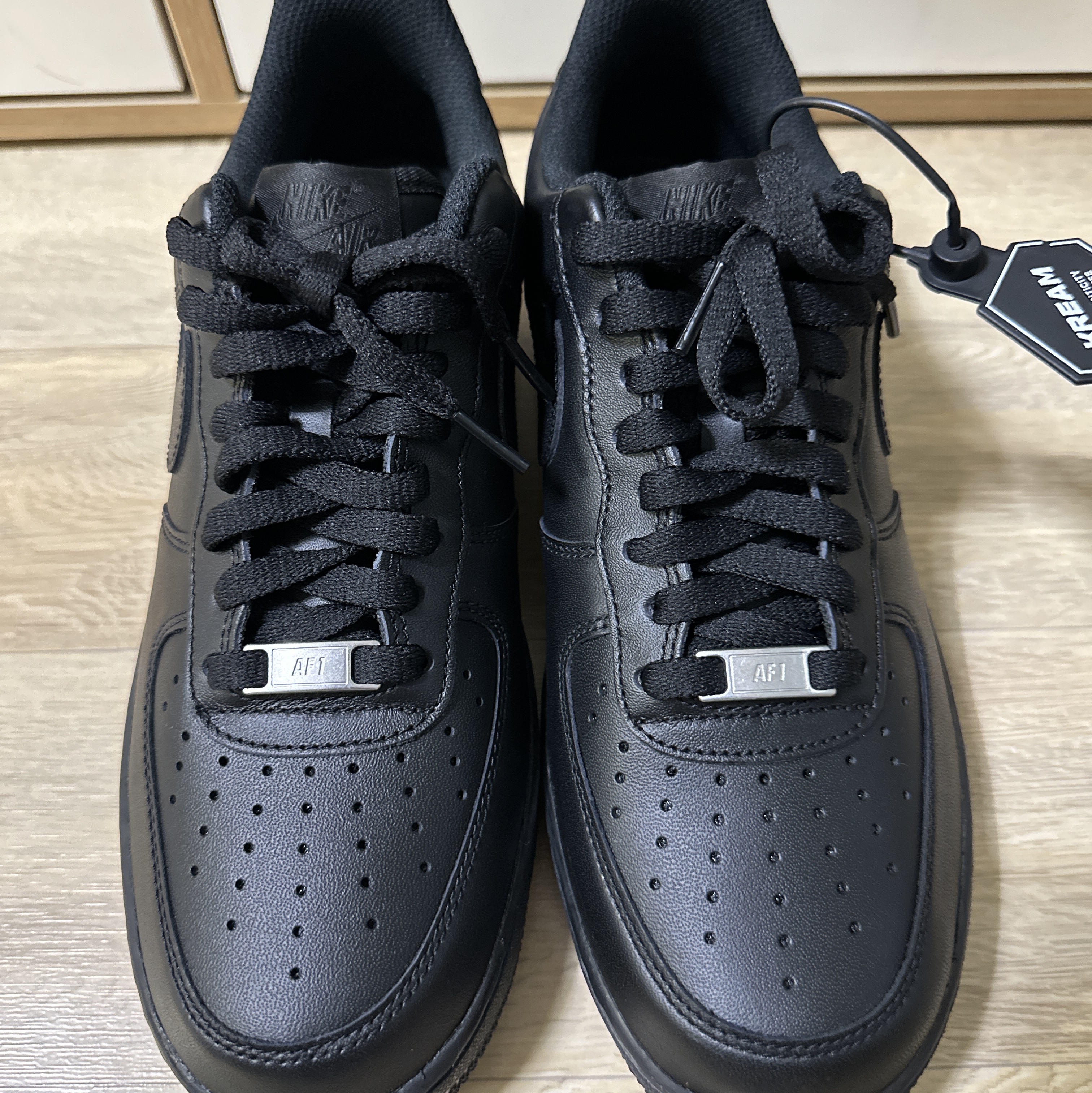 (W) Nike Air Force 1 '07 Low Triple Black 착용 스타일 - 2