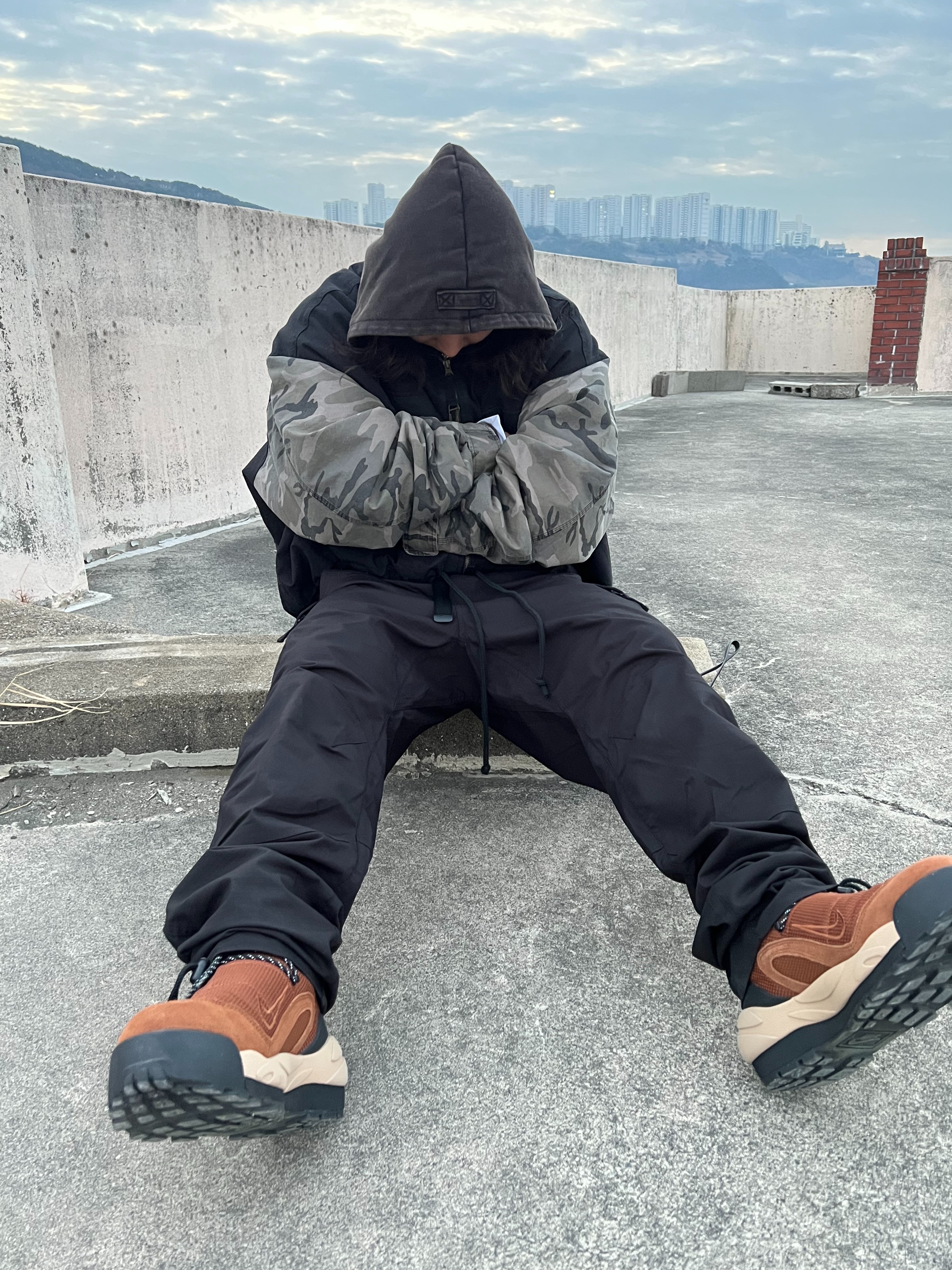 Nike x Sacai Magmascape SP Pecan, Undermycar Morph Oversized Crop Field Jacket Rock Ridge - 23SS 착용 스타일 - 1