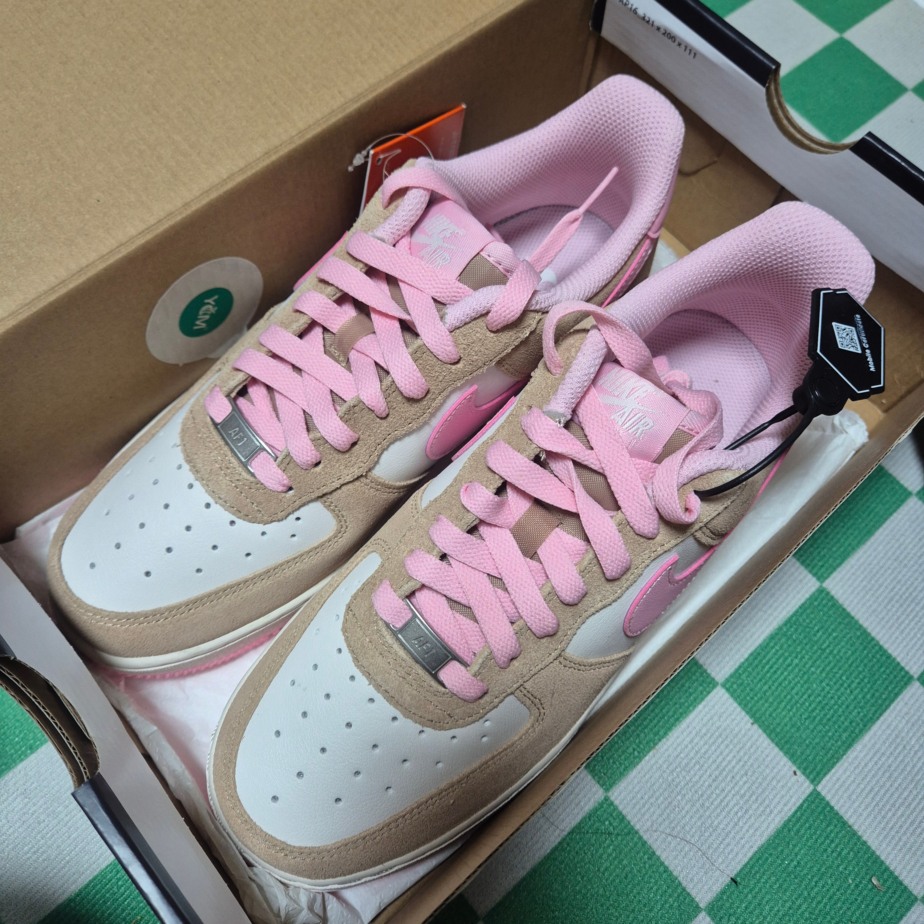 Nike Air Force 1 '07 LV8 Medium Soft Pink Phantom 착용 스타일 - 2
