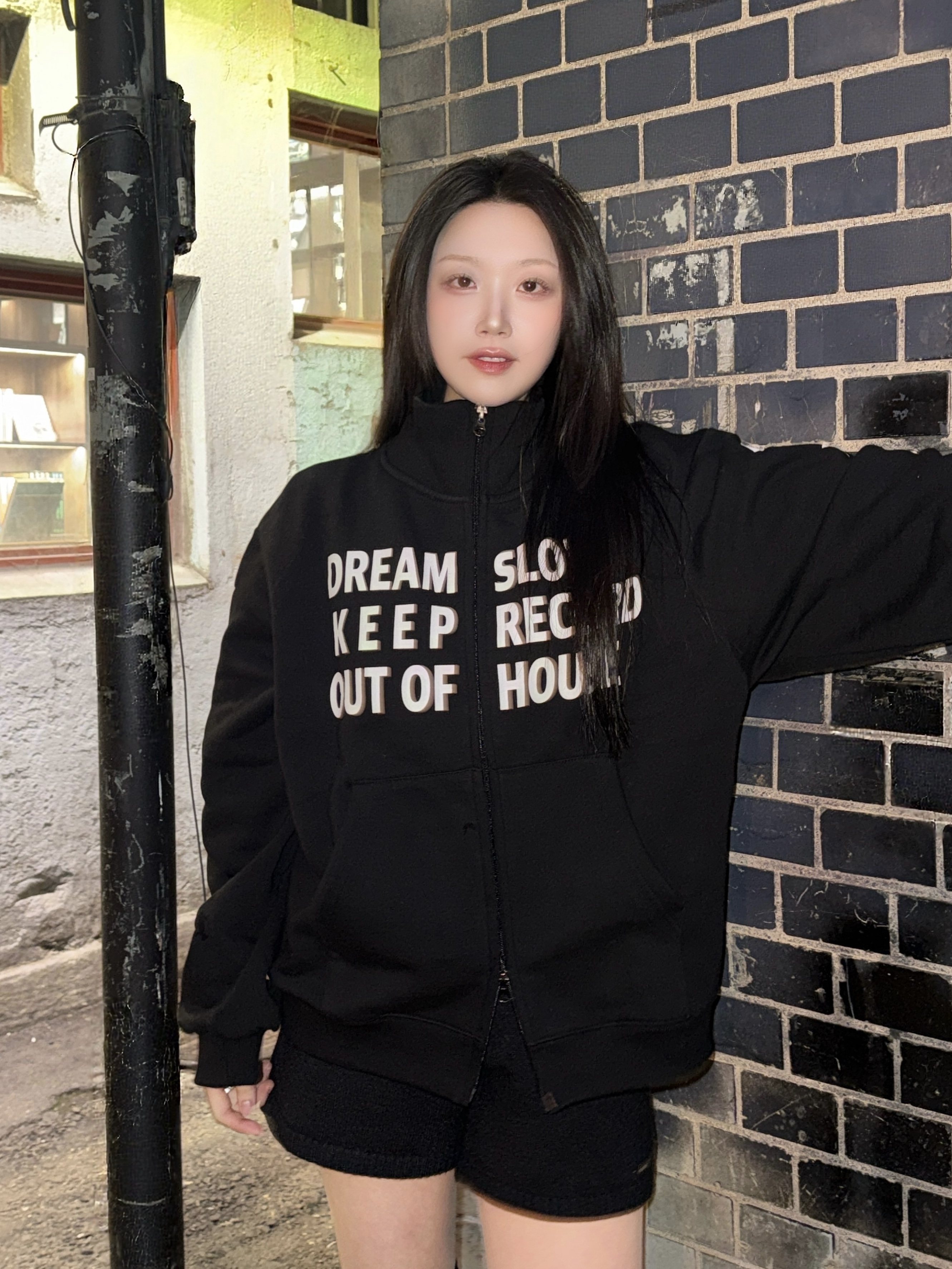 SLOW RECORD HOUSE Typo Star Track Zip-Up_Black 착용 스타일 - 2