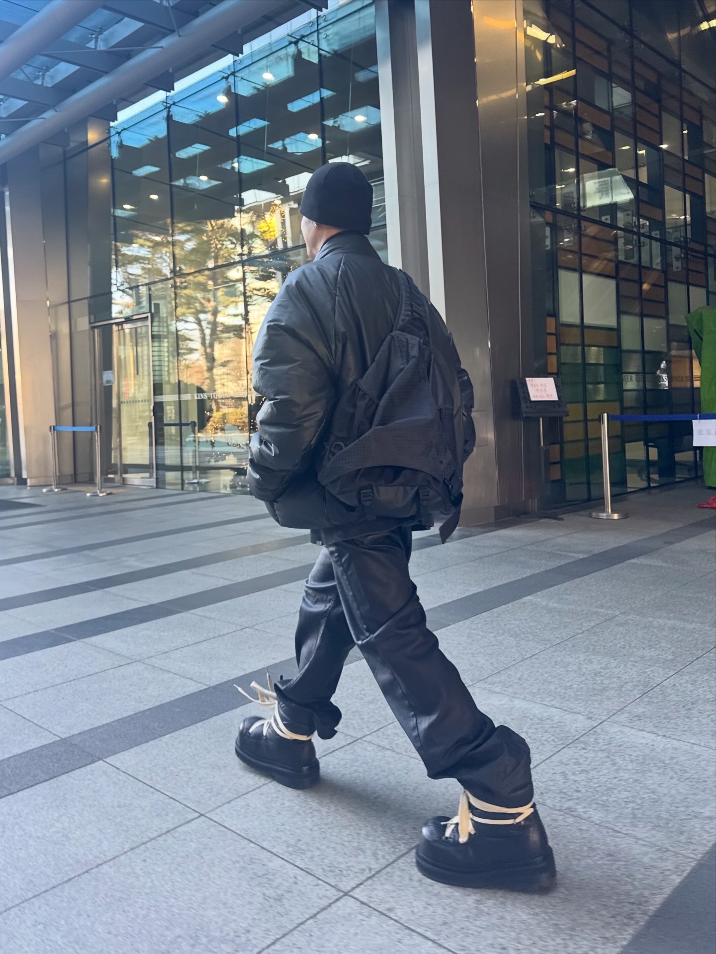 Yeezy Gap Round Jacket Black 착용 스타일 - 3