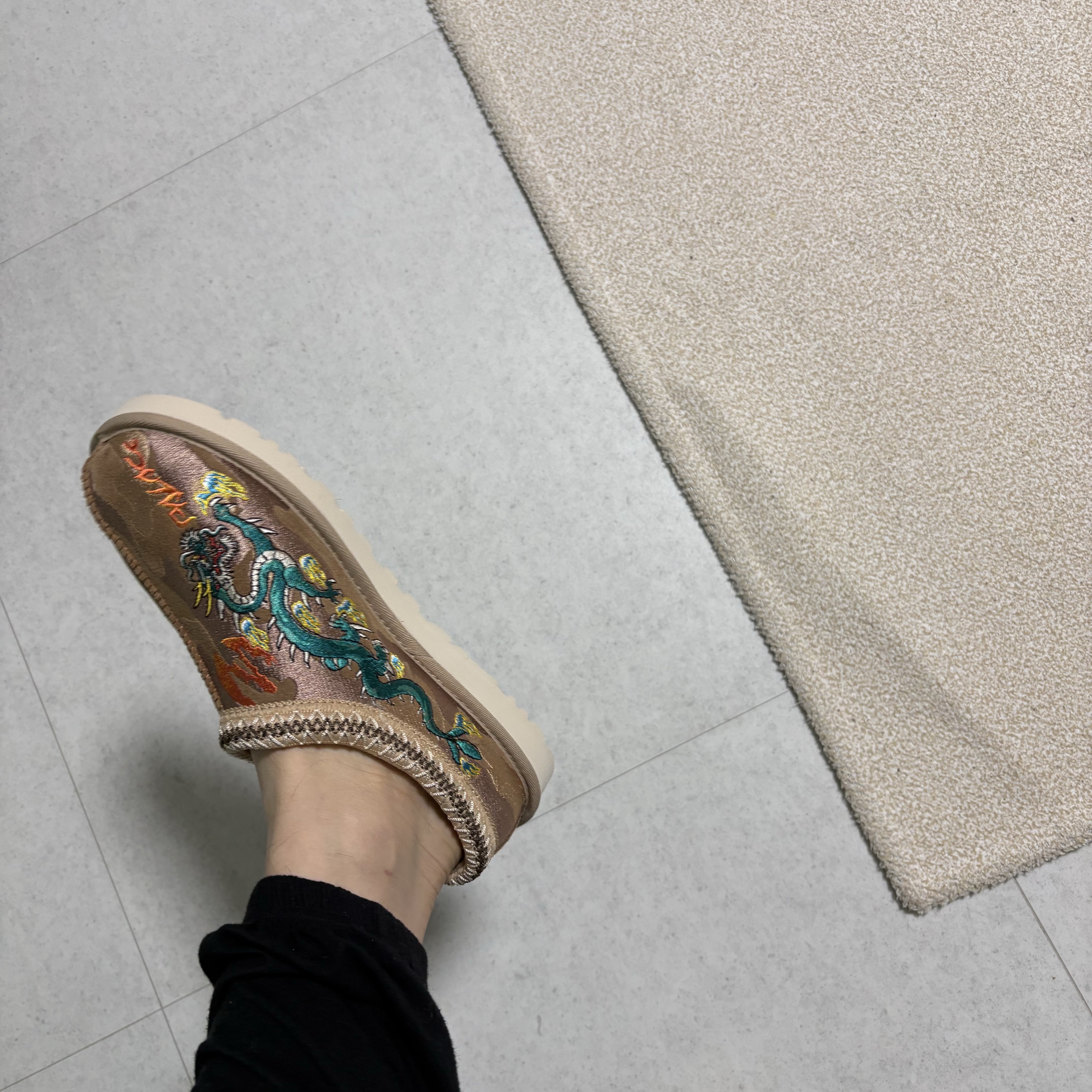 UGG x Palace Tasman Slipper Chestnut Camo 착용 스타일