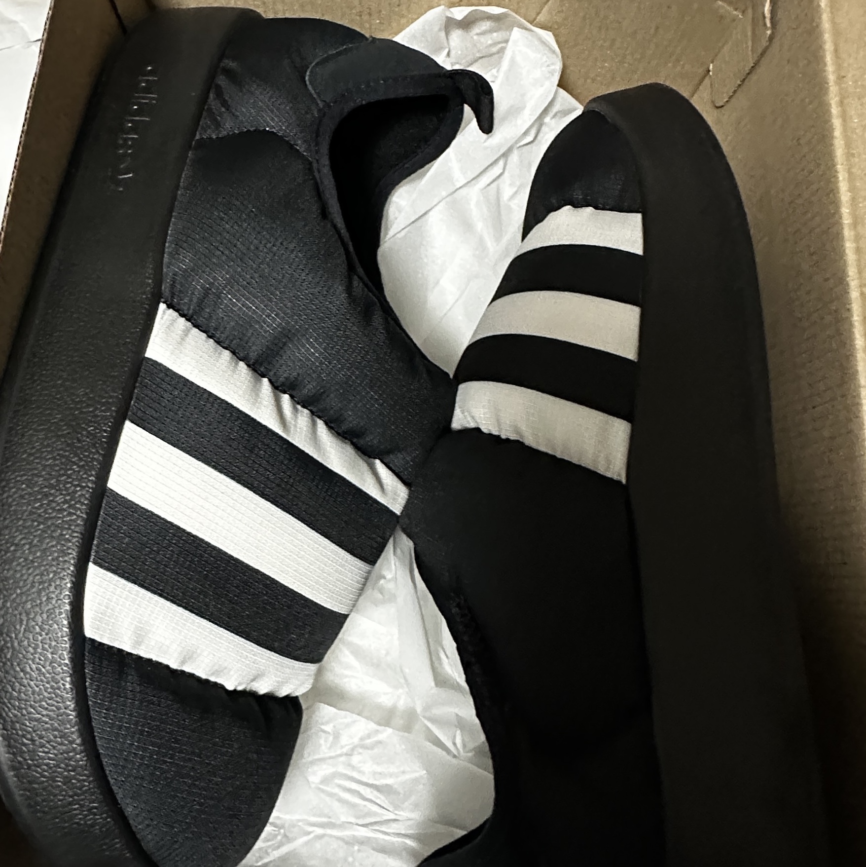 Adidas Puffylette Core Black 착용 스타일