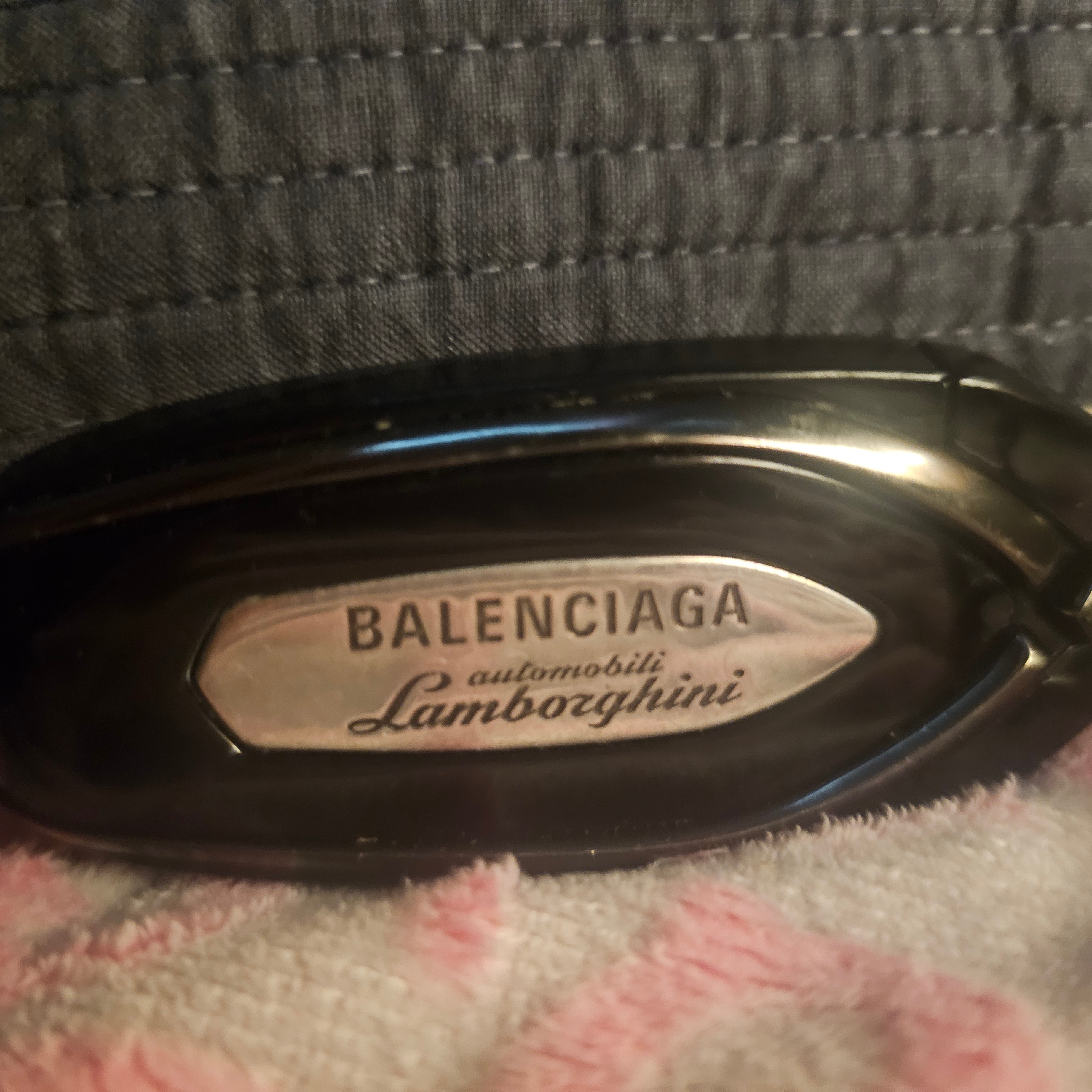 Balenciaga x Automobili Lamborghini Car Key Charm Silver Black 착용 스타일 - 2