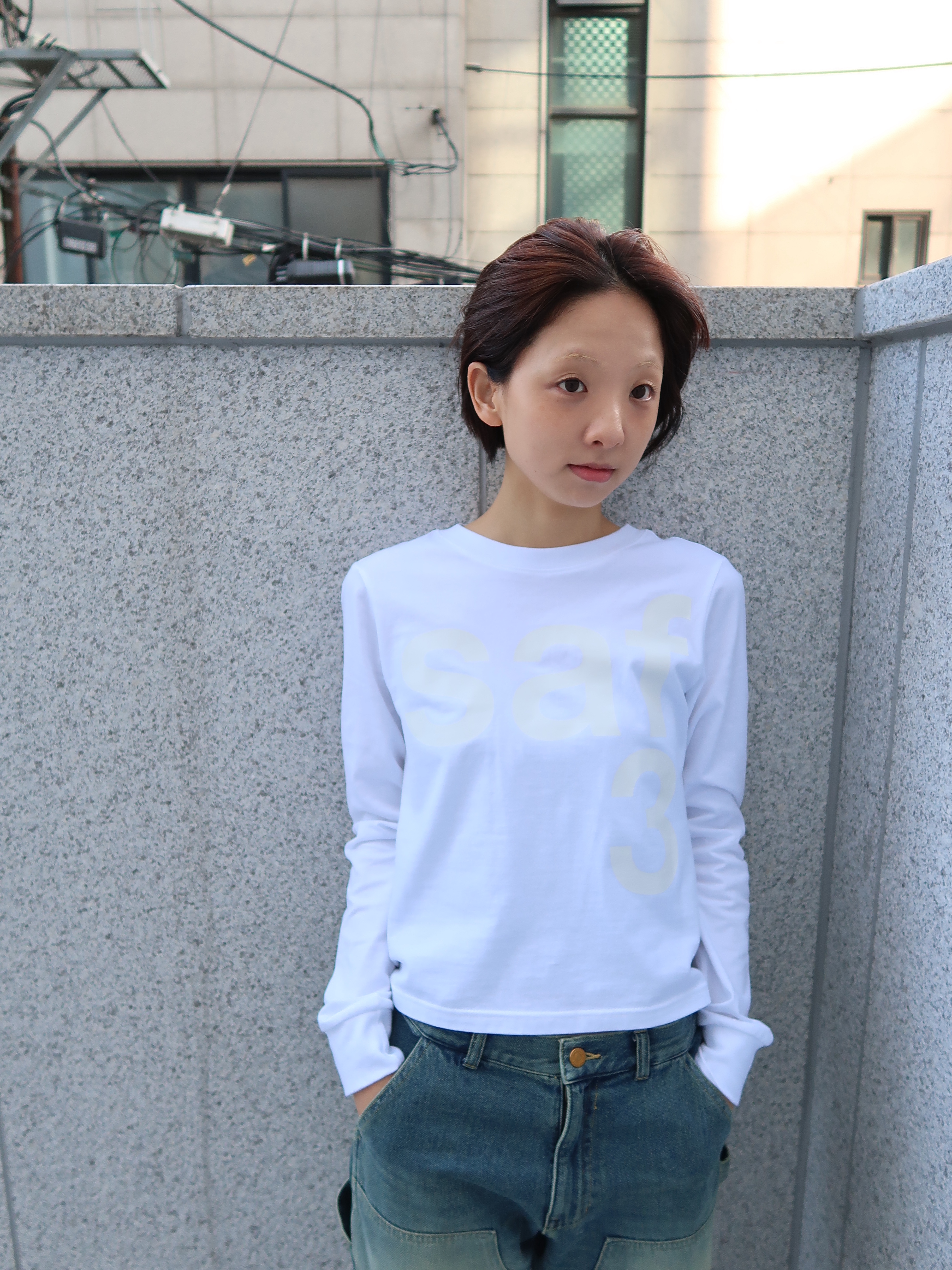 [KREAM 단독] Safarispot Women 1/2 Basic Safari LS T-Shirt White, [KREAM 단독] Safarispot Women 1/2 Basic Safari LS T-Shirt Black 착용 스타일 - 1