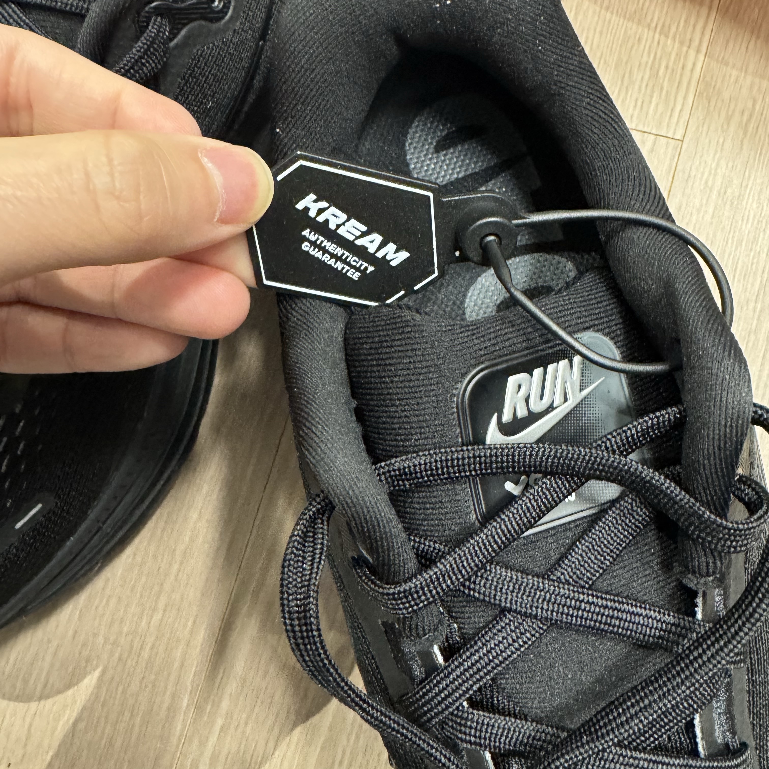 Nike Vomero 18 Black Dark Smoke Grey 착용 스타일 - 2