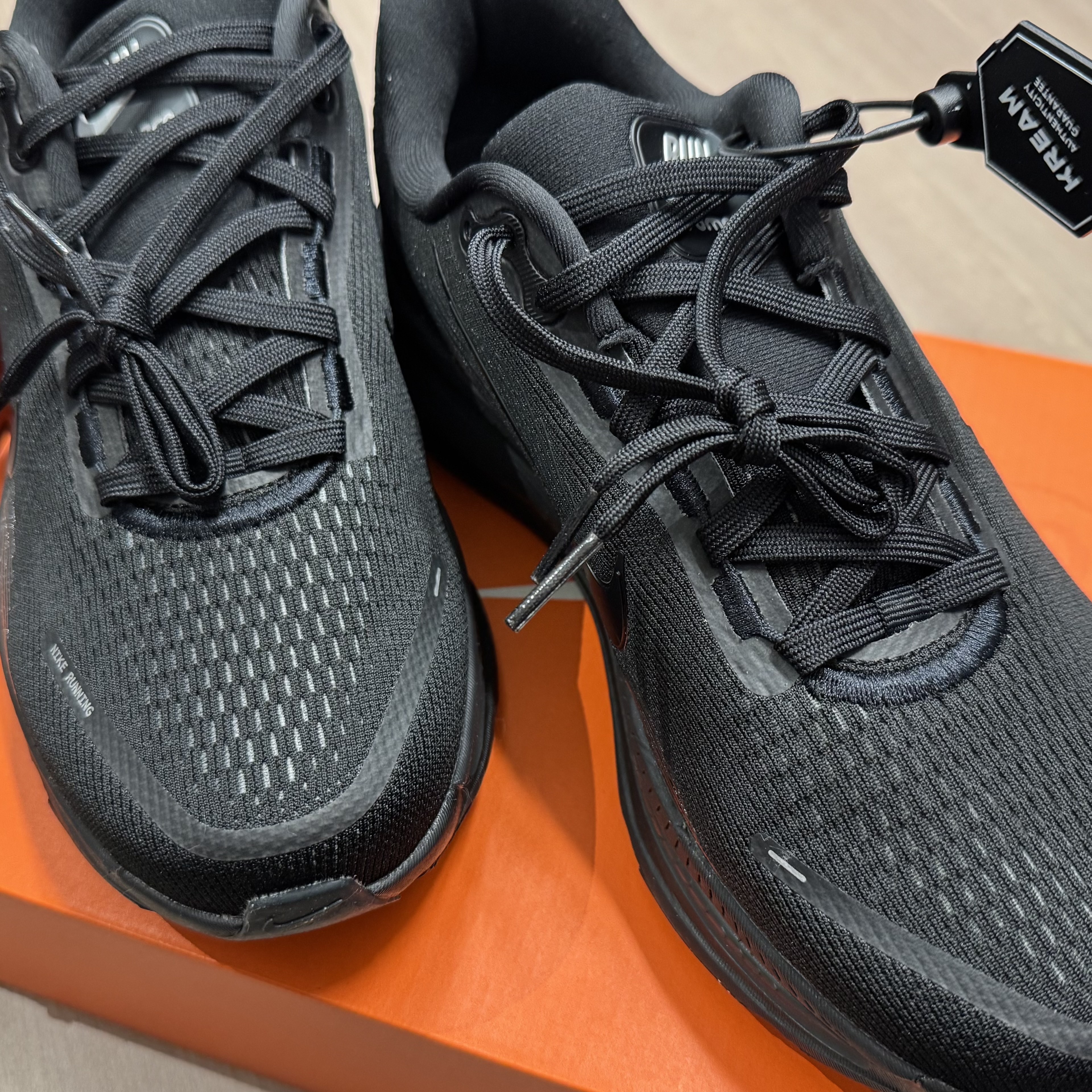 Nike Vomero 18 Black Dark Smoke Grey 착용 스타일 - 1