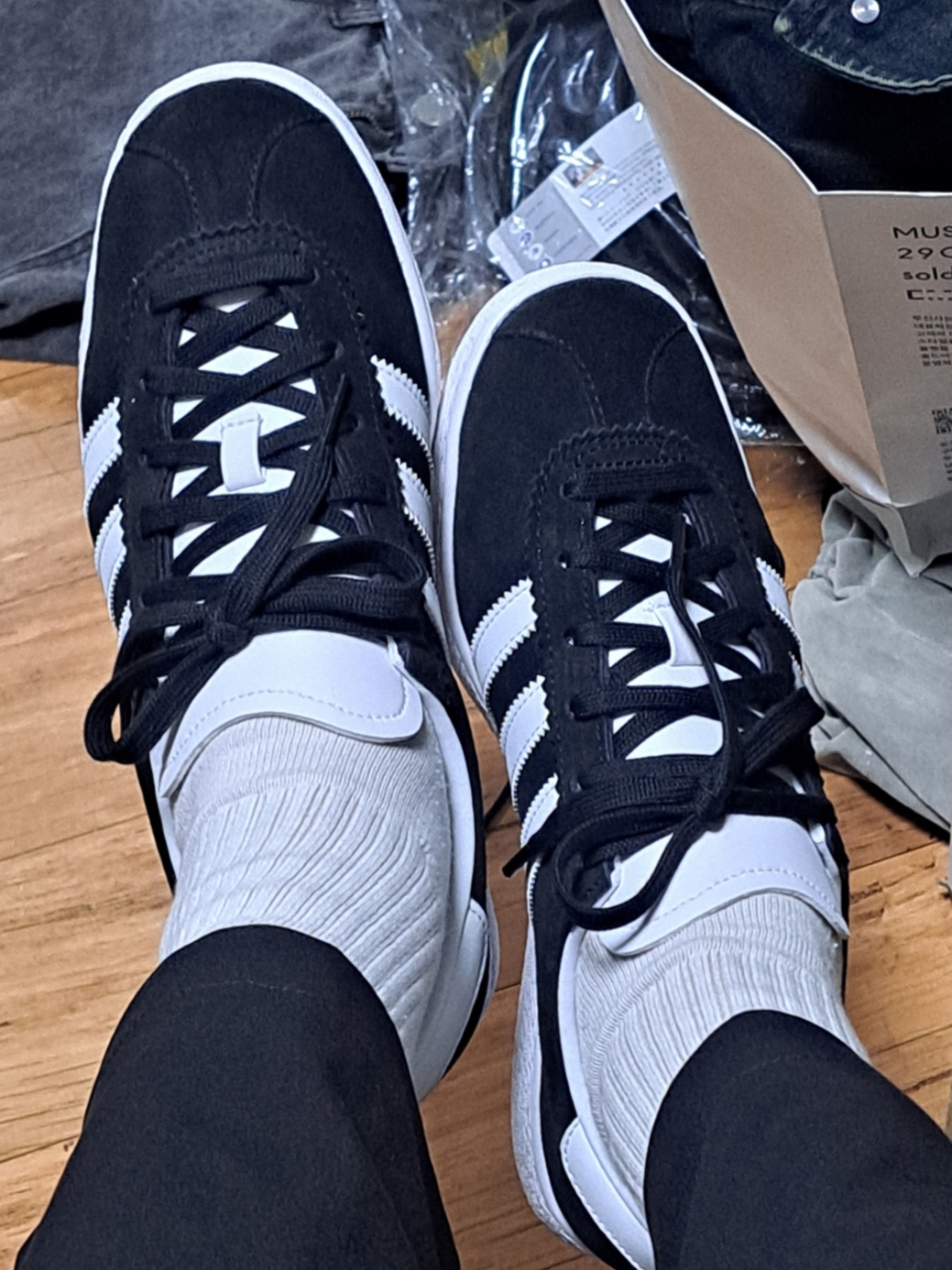 Adidas Stadt Core Black Cloud White 착용 스타일 - 2