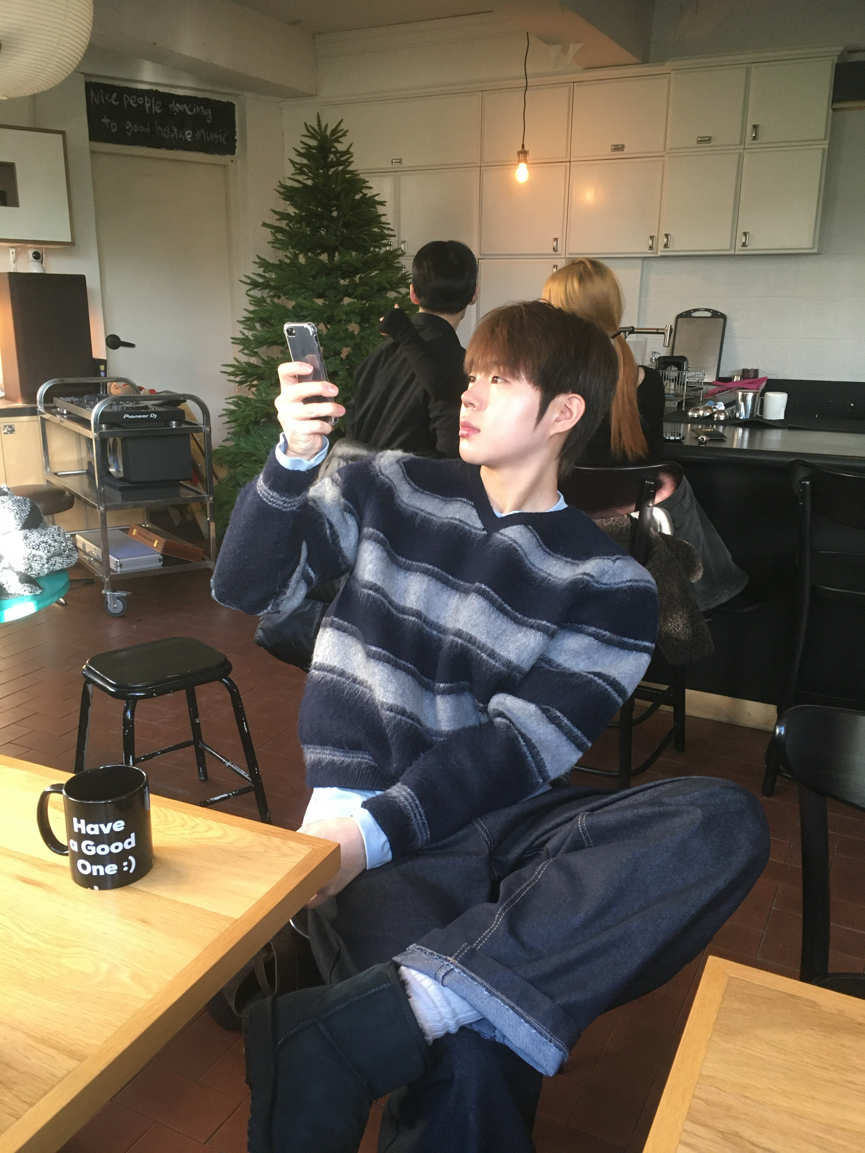 UGG Classic Mini Boots Black 착용 스타일 - 1