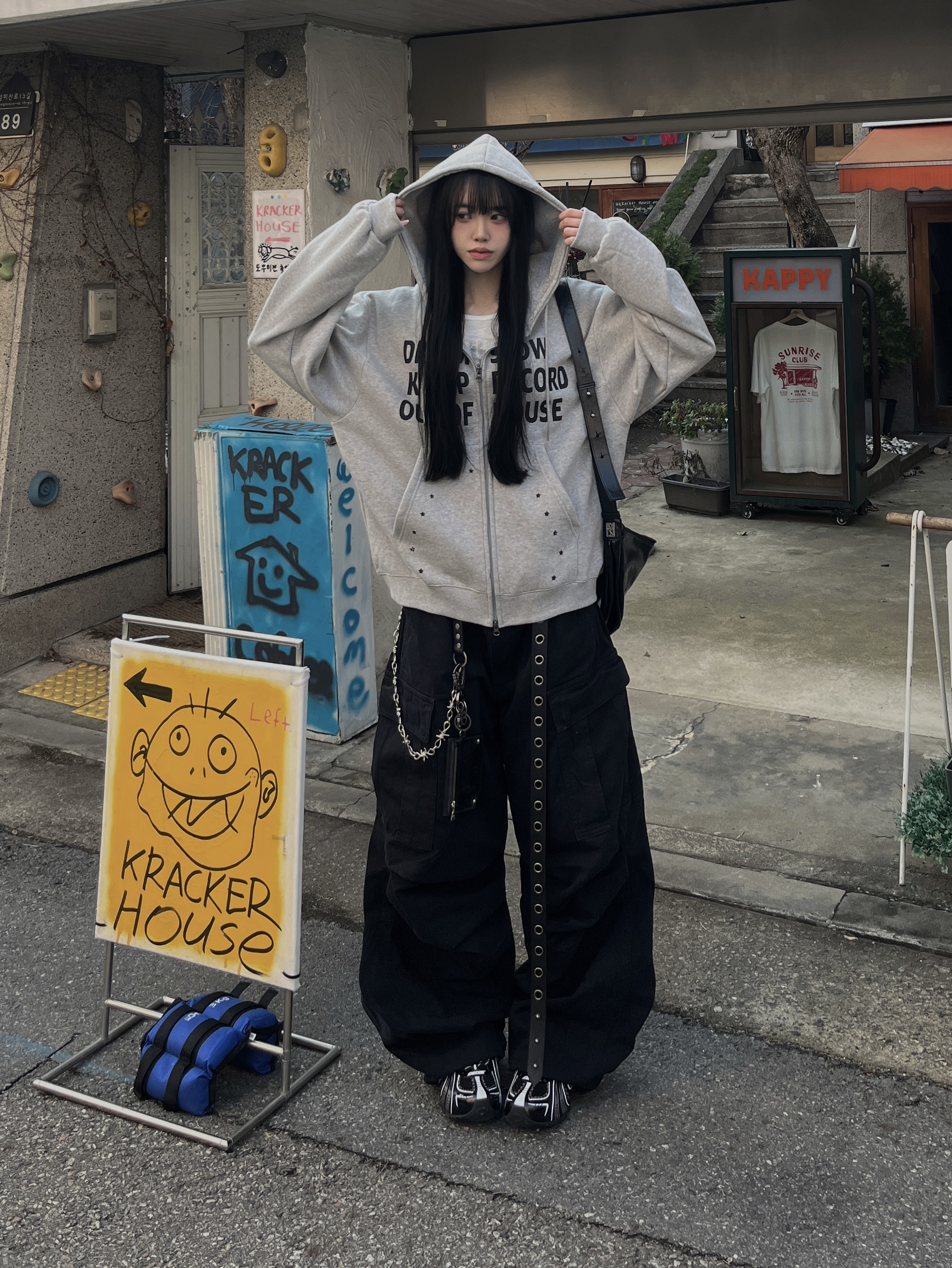 SLOW RECORD HOUSE Typo Star Hood Zip-Up Grey 착용 스타일 - 6