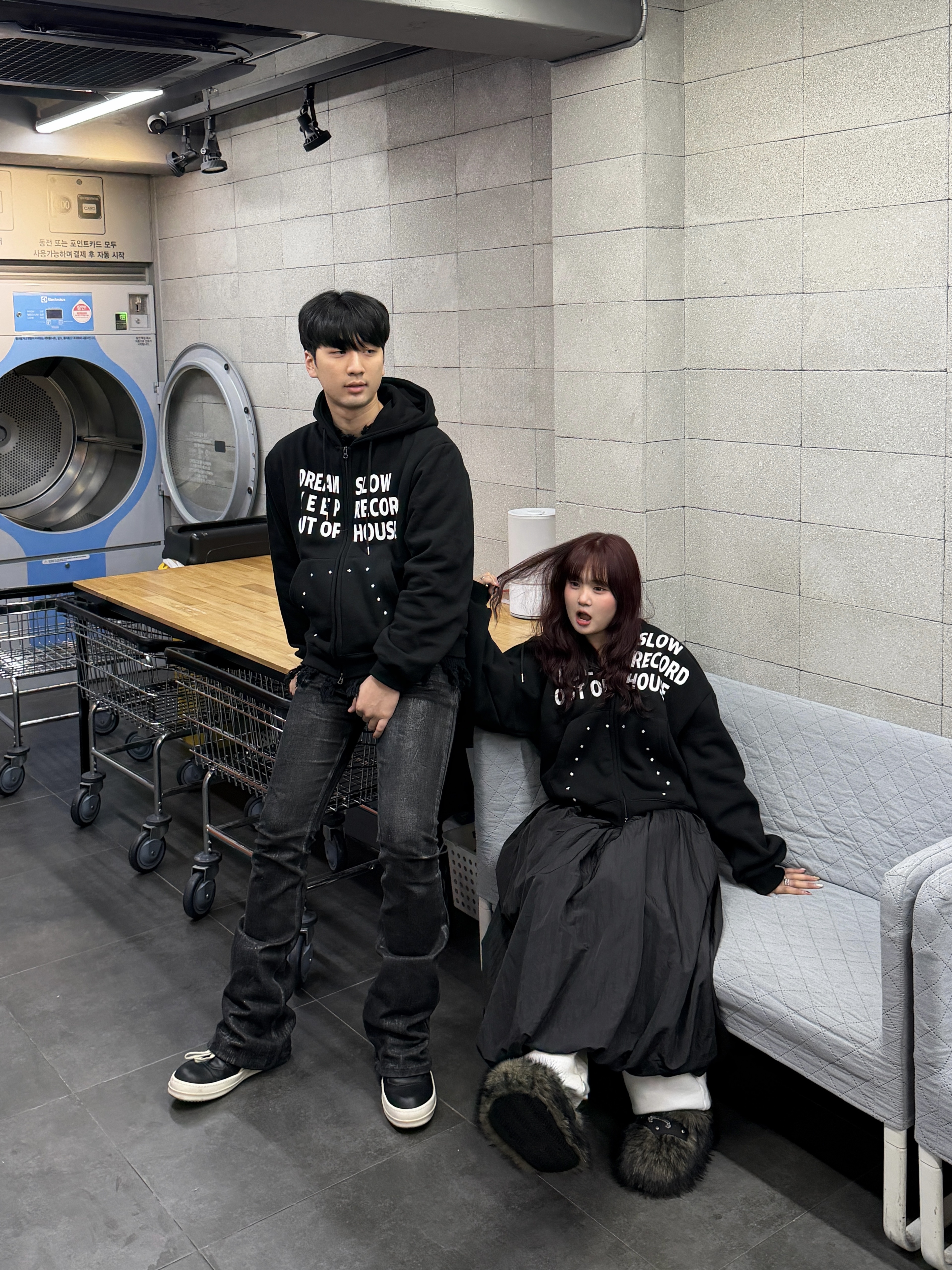 SLOW RECORD HOUSE Typo Star Hood Zip-up Black 착용 스타일 - 4