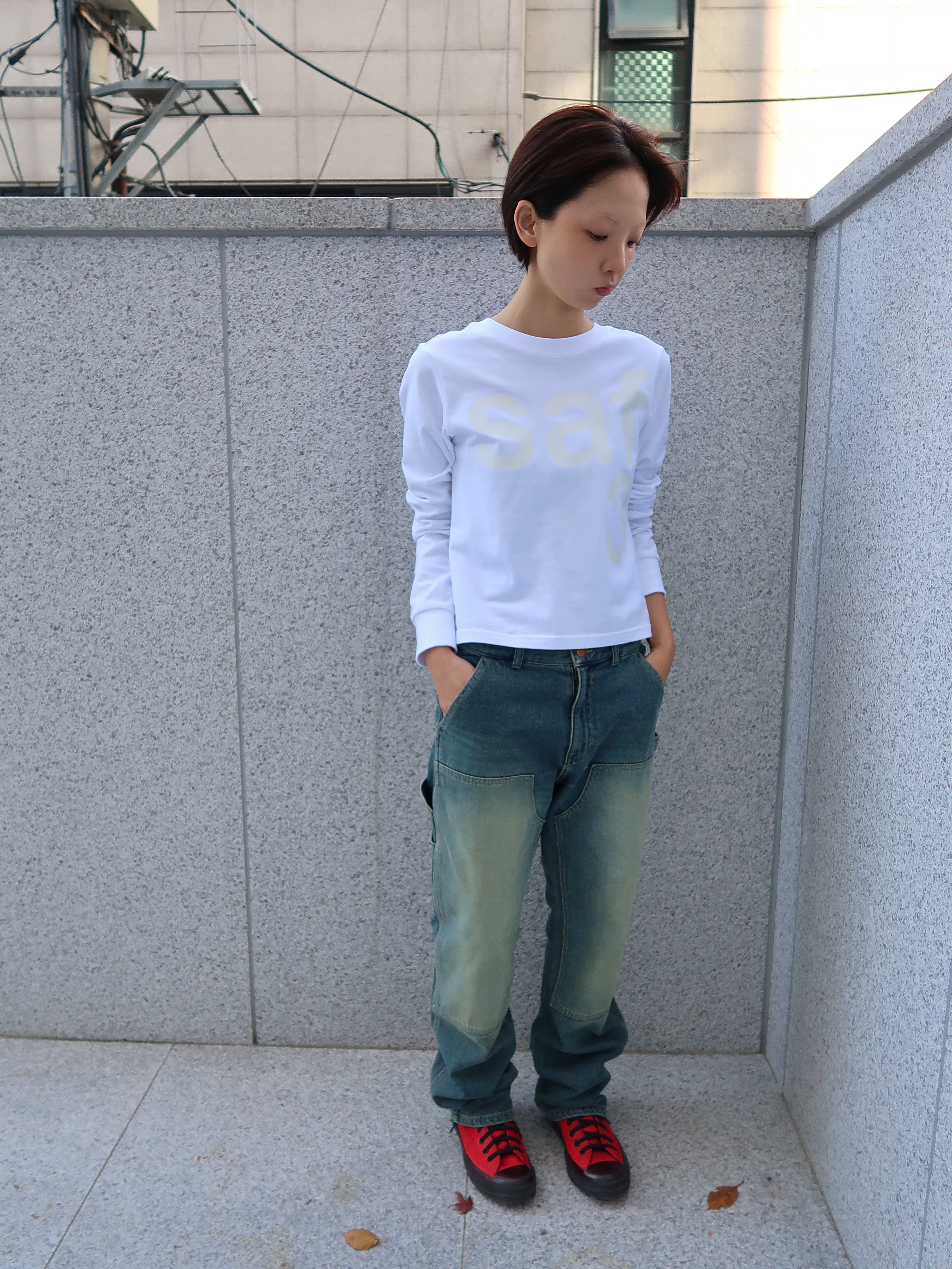 [KREAM 단독] Safarispot Women 1/2 Basic Safari LS T-Shirt White, [KREAM 단독] Safarispot Women 1/2 Basic Safari LS T-Shirt Black 착용 스타일 - 2