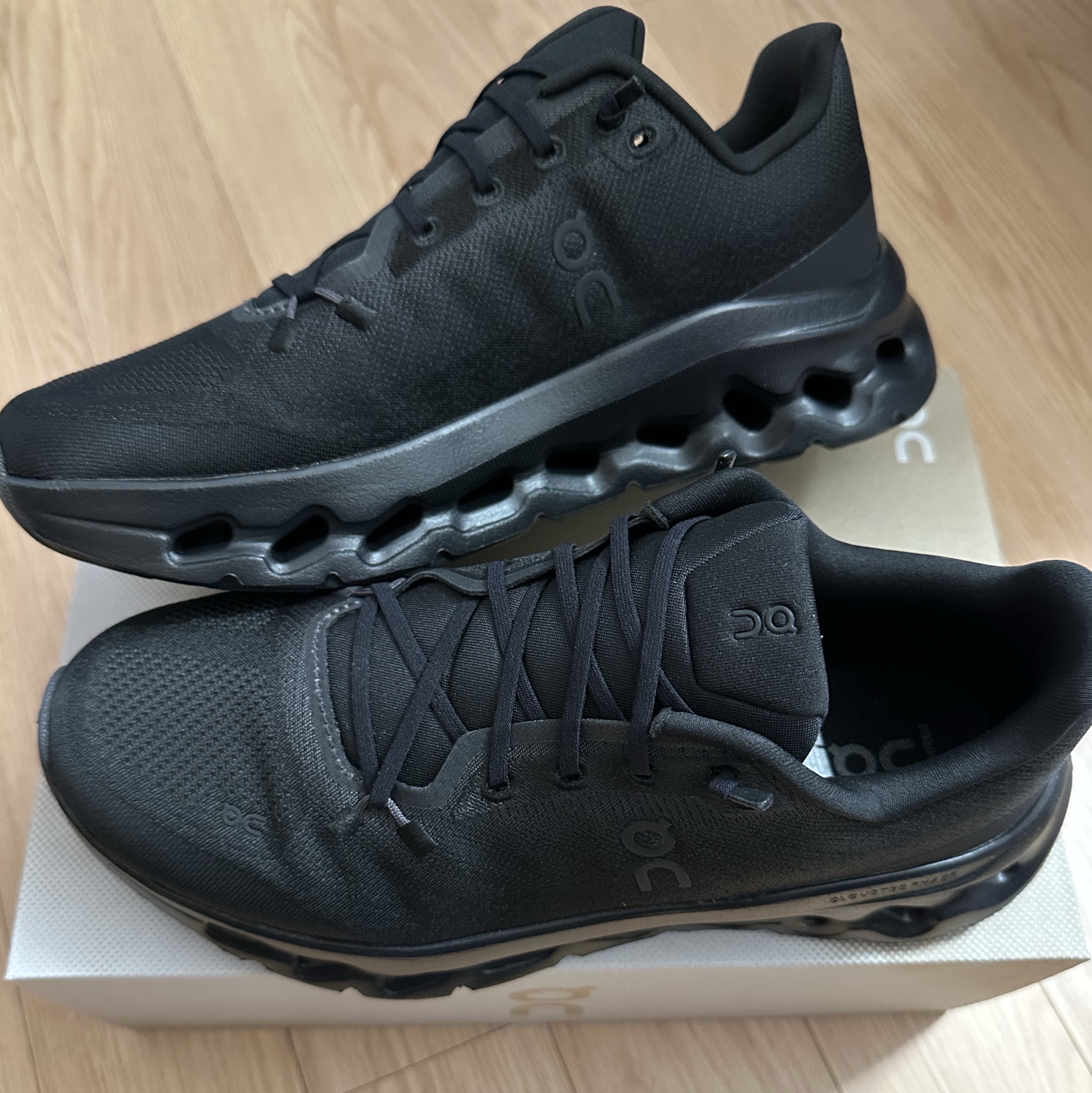 On Running Cloudtilt Eclipse Black 착용 스타일