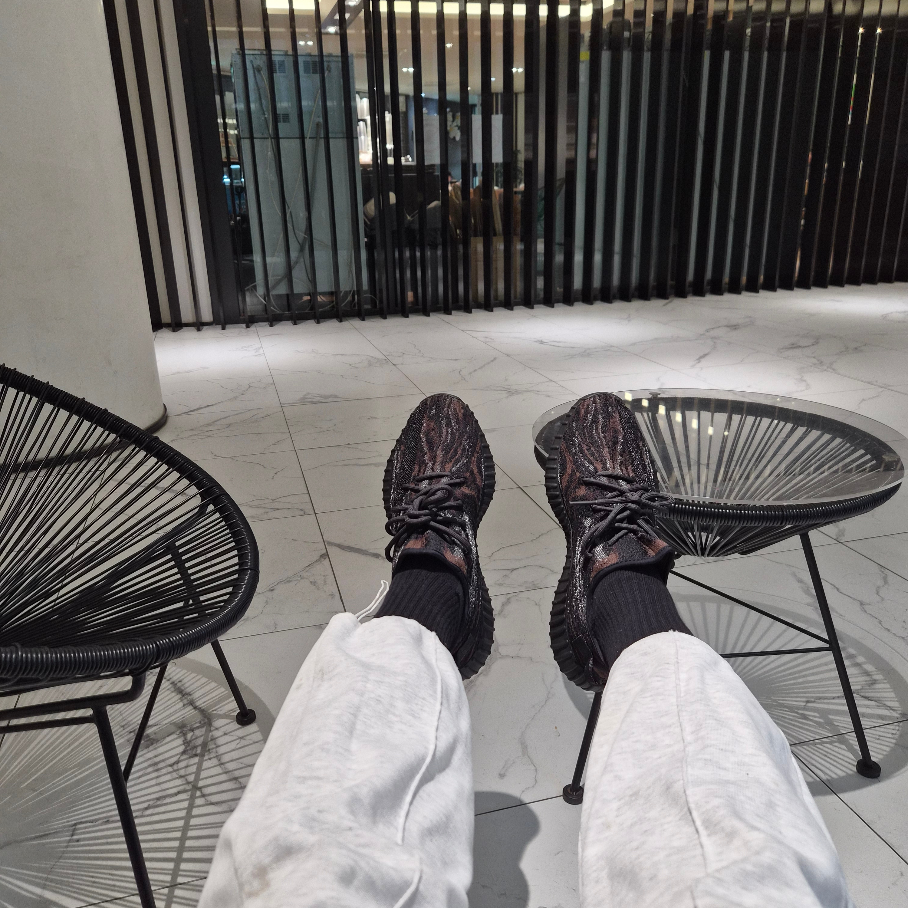 Adidas Yeezy Boost 350 V2 MX Rock 착용 스타일 - 3