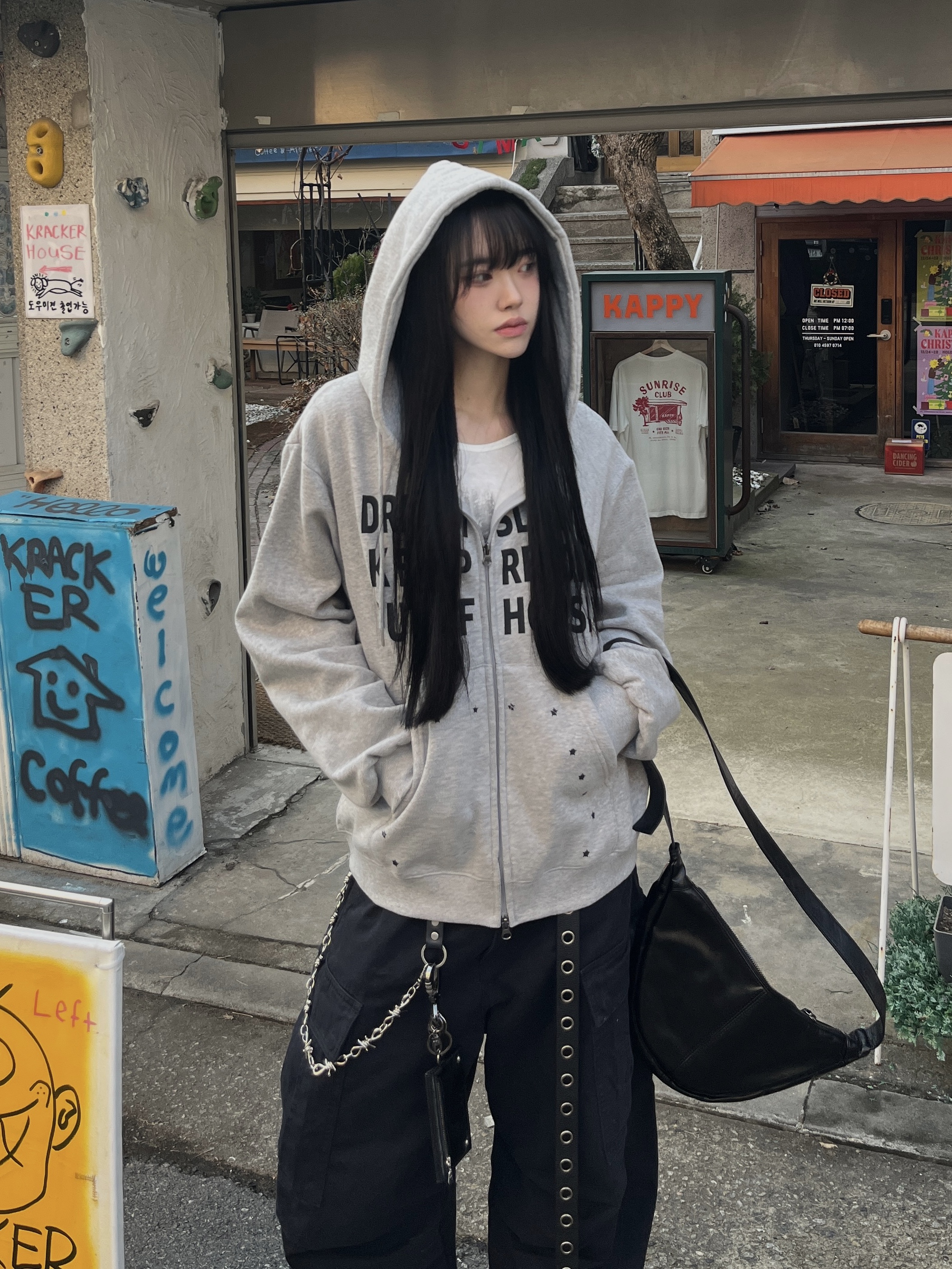 SLOW RECORD HOUSE Typo Star Hood Zip-Up Grey 착용 스타일 - 2