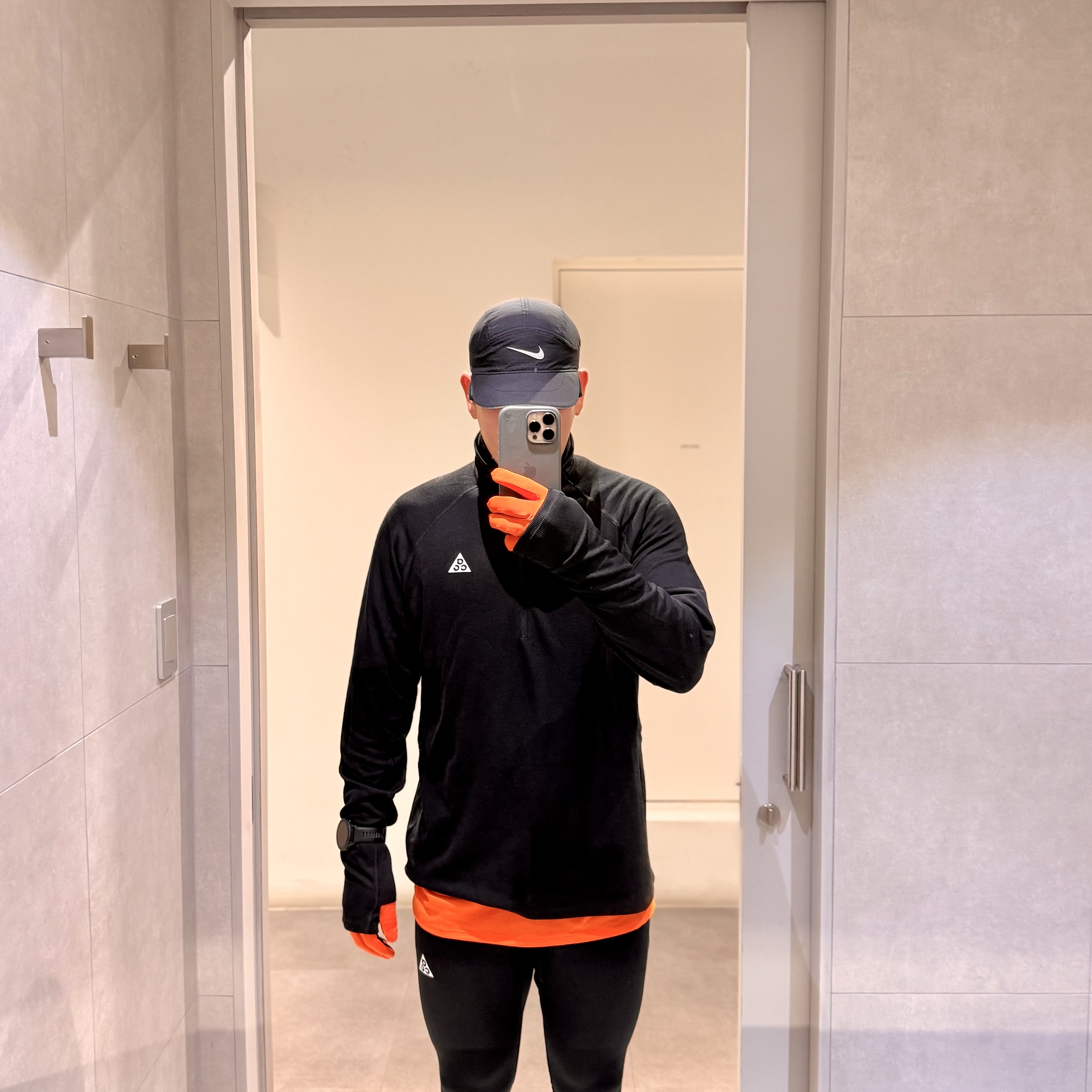 Nike ACG Dri-Fit Lightweight Gloves Safety Orange Black, Nike ACG Dri-Fit Mid Layer Quarter Zip Trail Running Top Black Summit White - Asia 착용 스타일