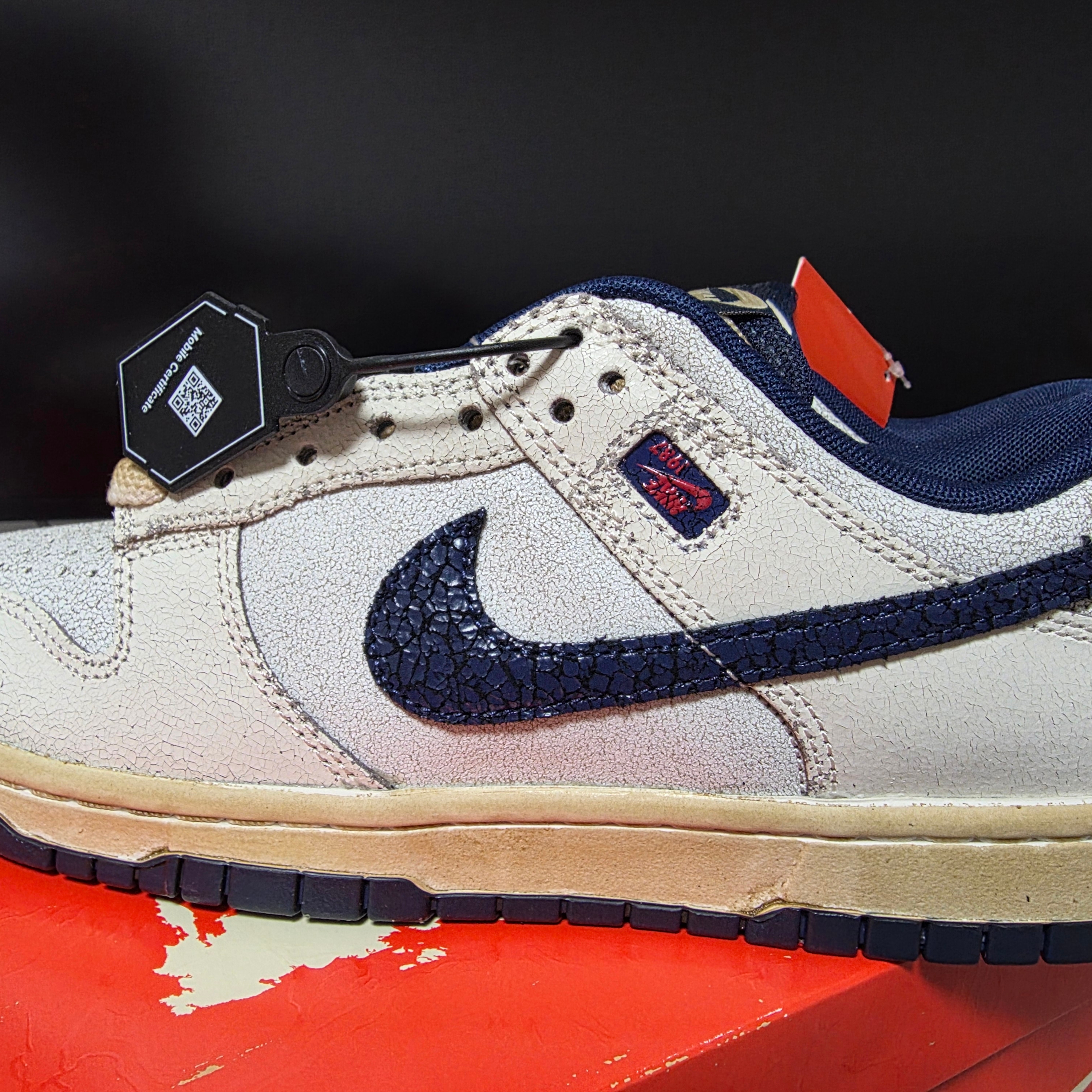 Nike x Stranger Things Dunk Low Phantom and Midnight Navy 착용 스타일