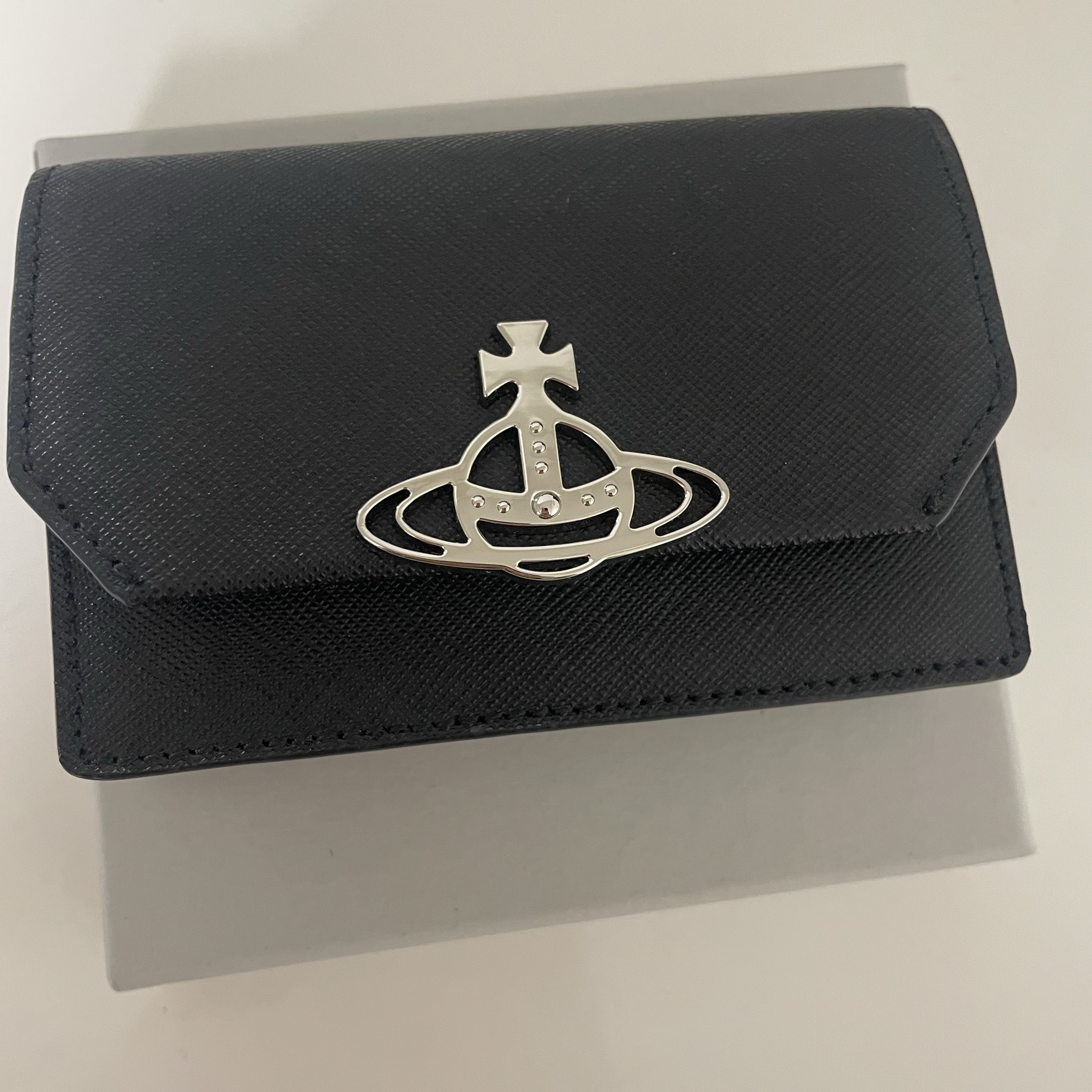 Vivienne Westwood Saffiano Cow Leather Card Holder Black 착용 스타일