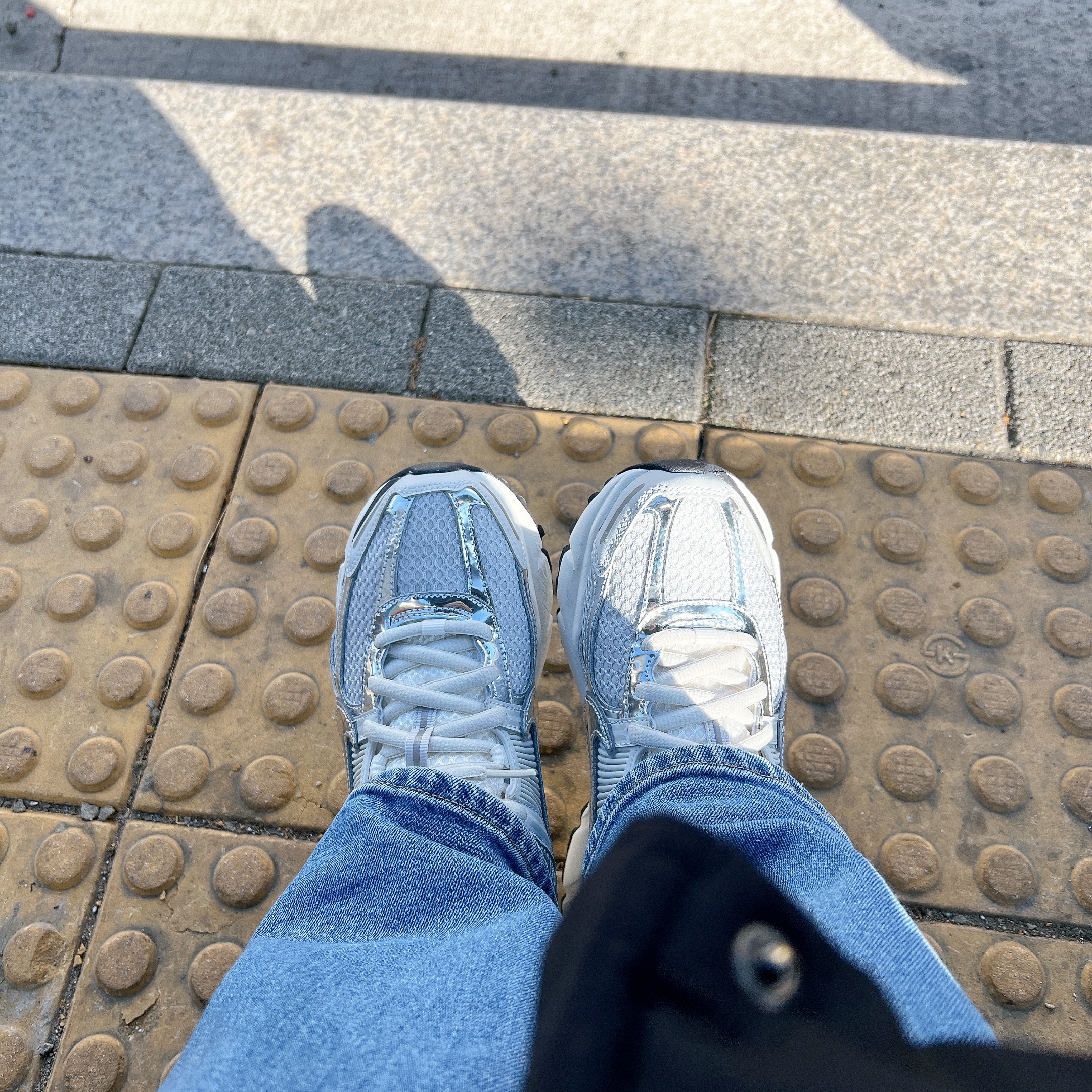 (W) Nike Zoom Vomero 5 Photon Dust and Metallic Silver 착용 스타일