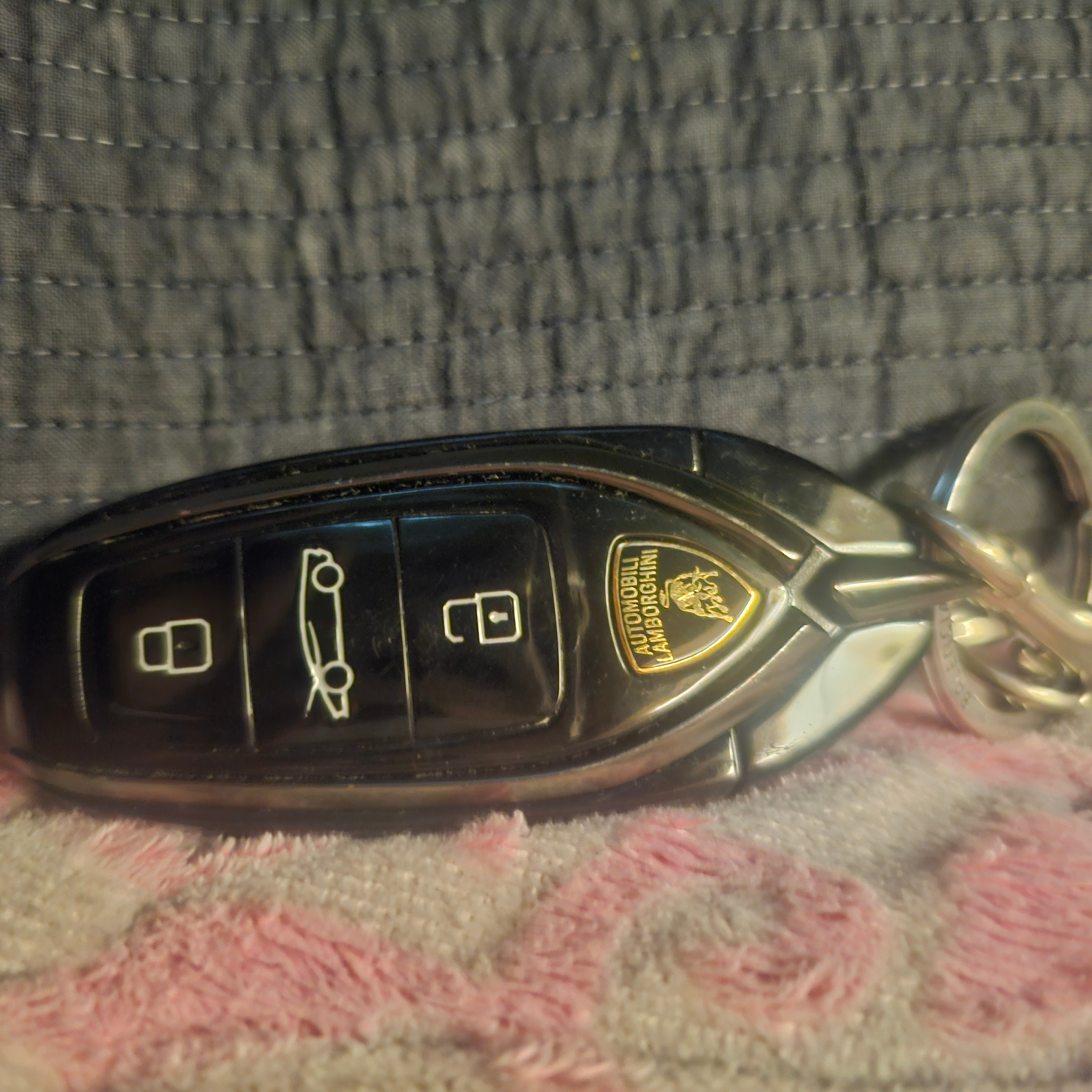 Balenciaga x Automobili Lamborghini Car Key Charm Silver Black 착용 스타일 - 1