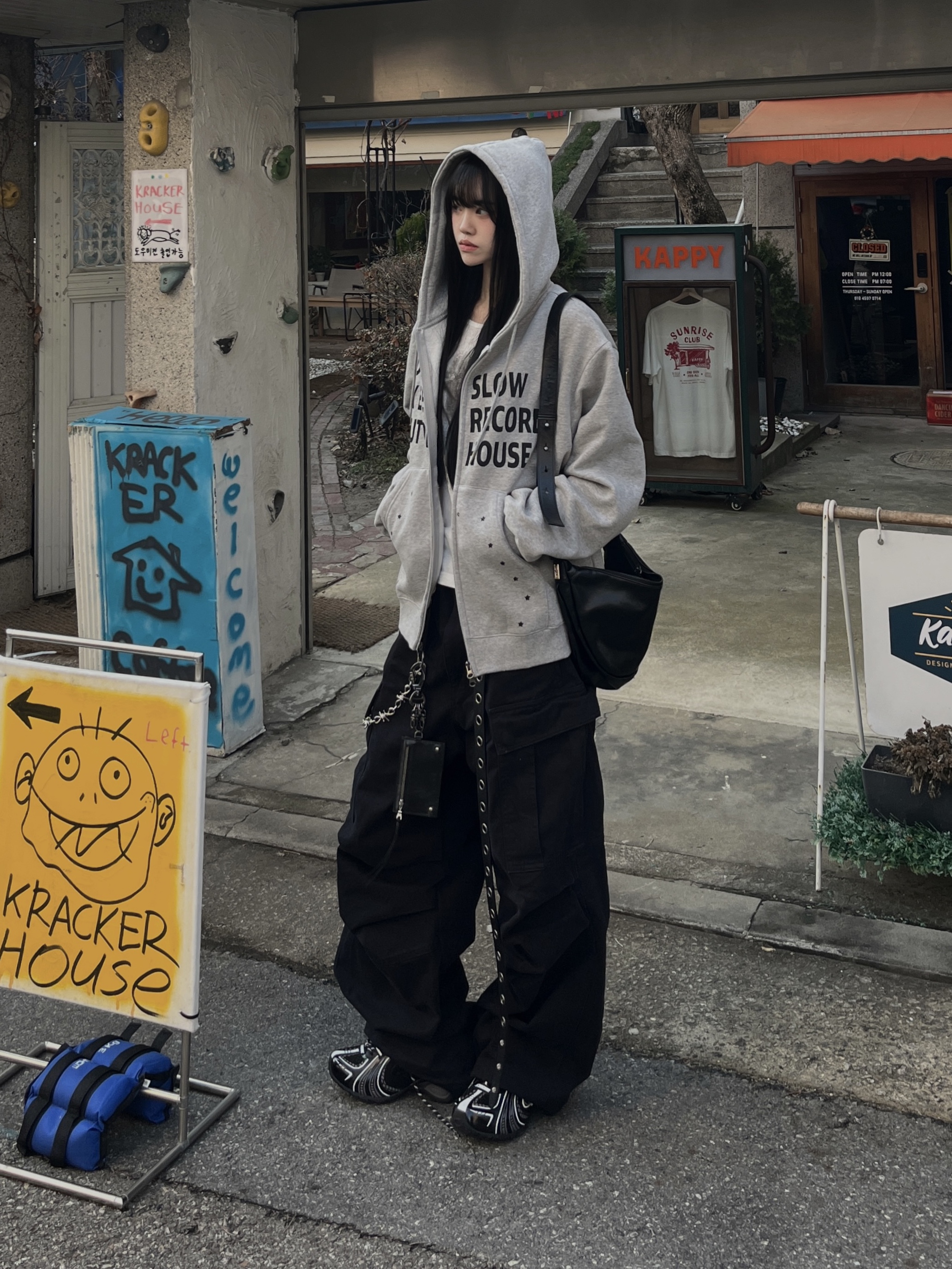 SLOW RECORD HOUSE Typo Star Hood Zip-Up Grey 착용 스타일 - 5